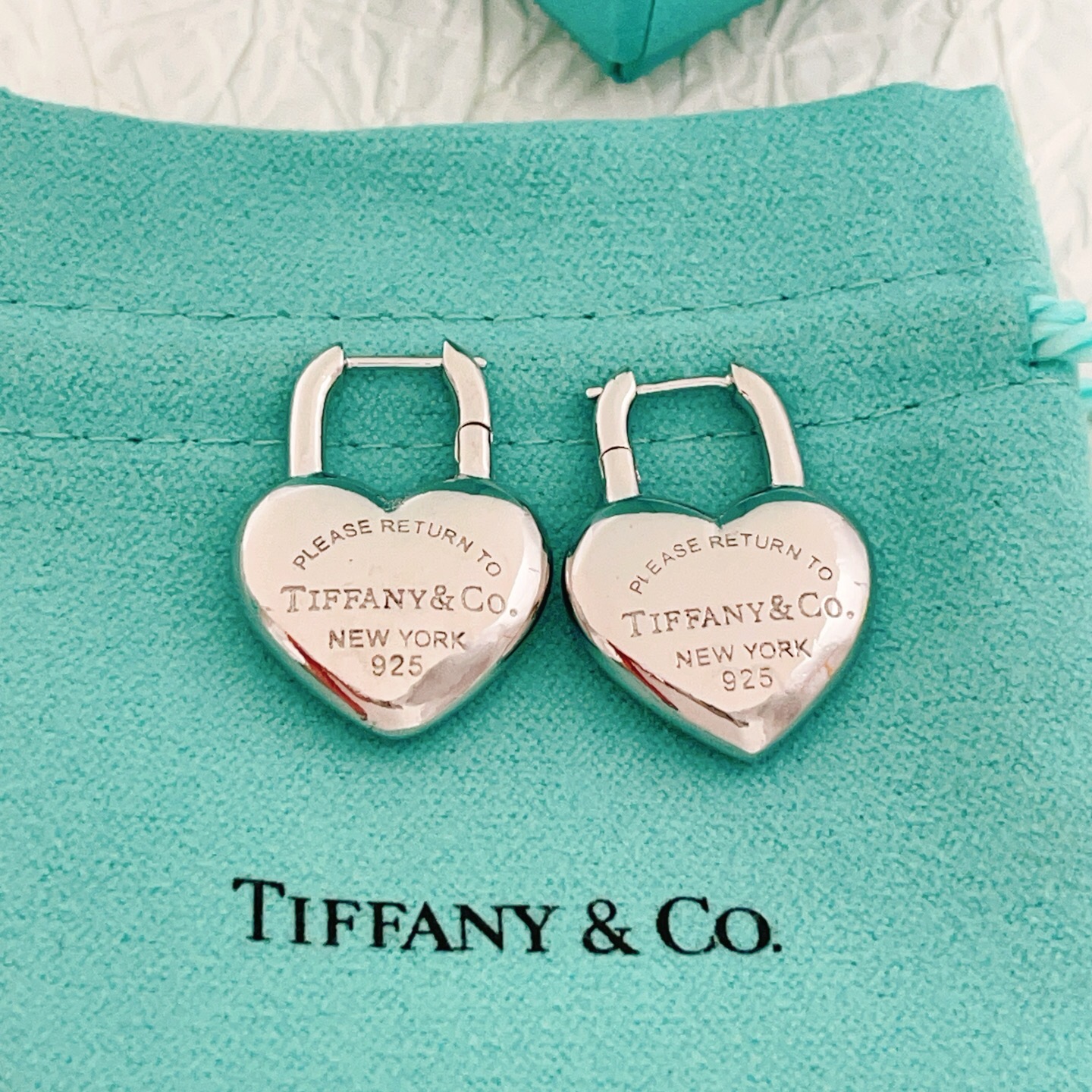 【Tiffany*帝芙尼最新款🆕🆕银色光面流苏925爱心耳钉】一致官网黄铜材质，非常的上镜‼️设计很特别