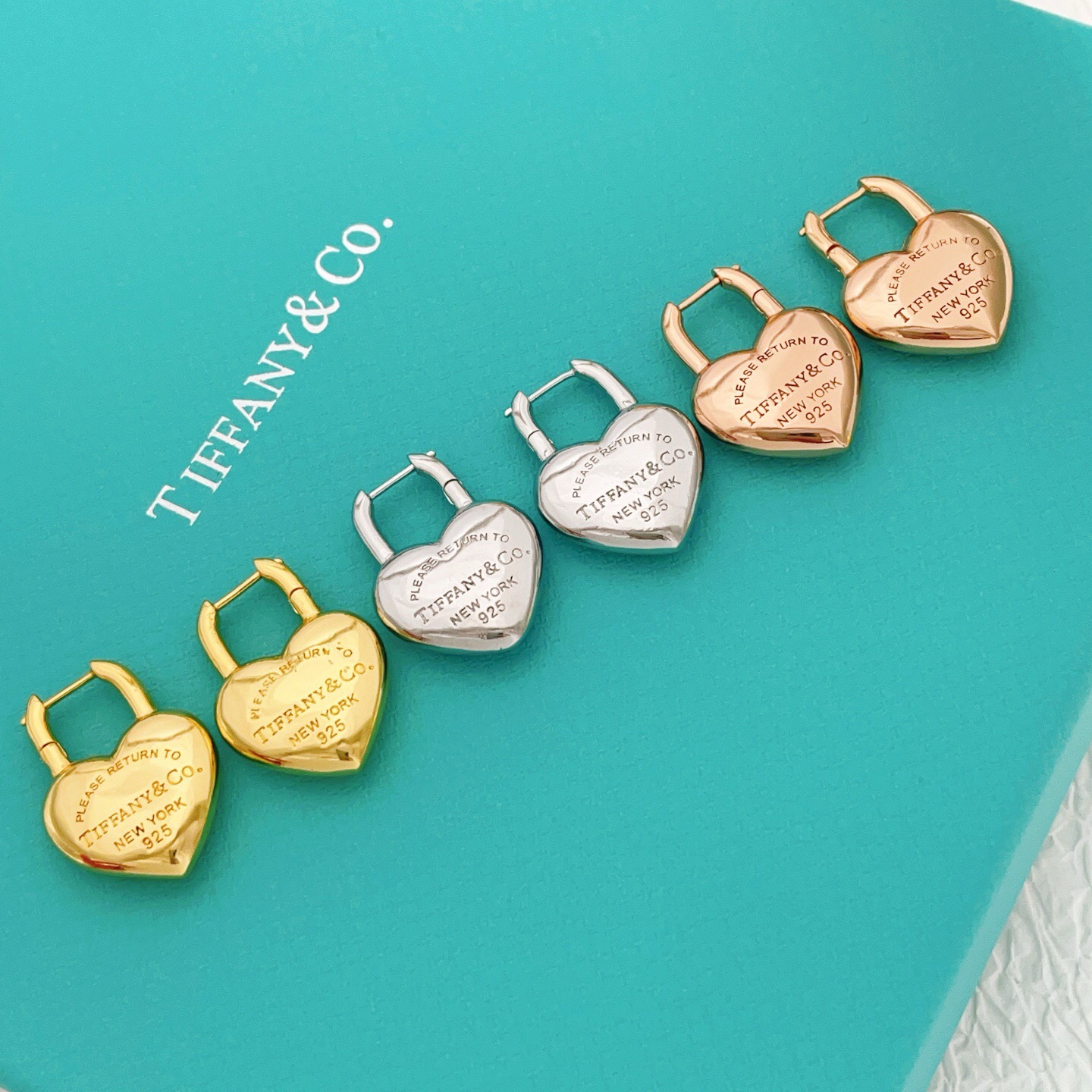 【Tiffany*帝芙尼最新款🆕🆕银色光面流苏925爱心耳钉】一致官网黄铜材质，非常的上镜‼️设计很特别