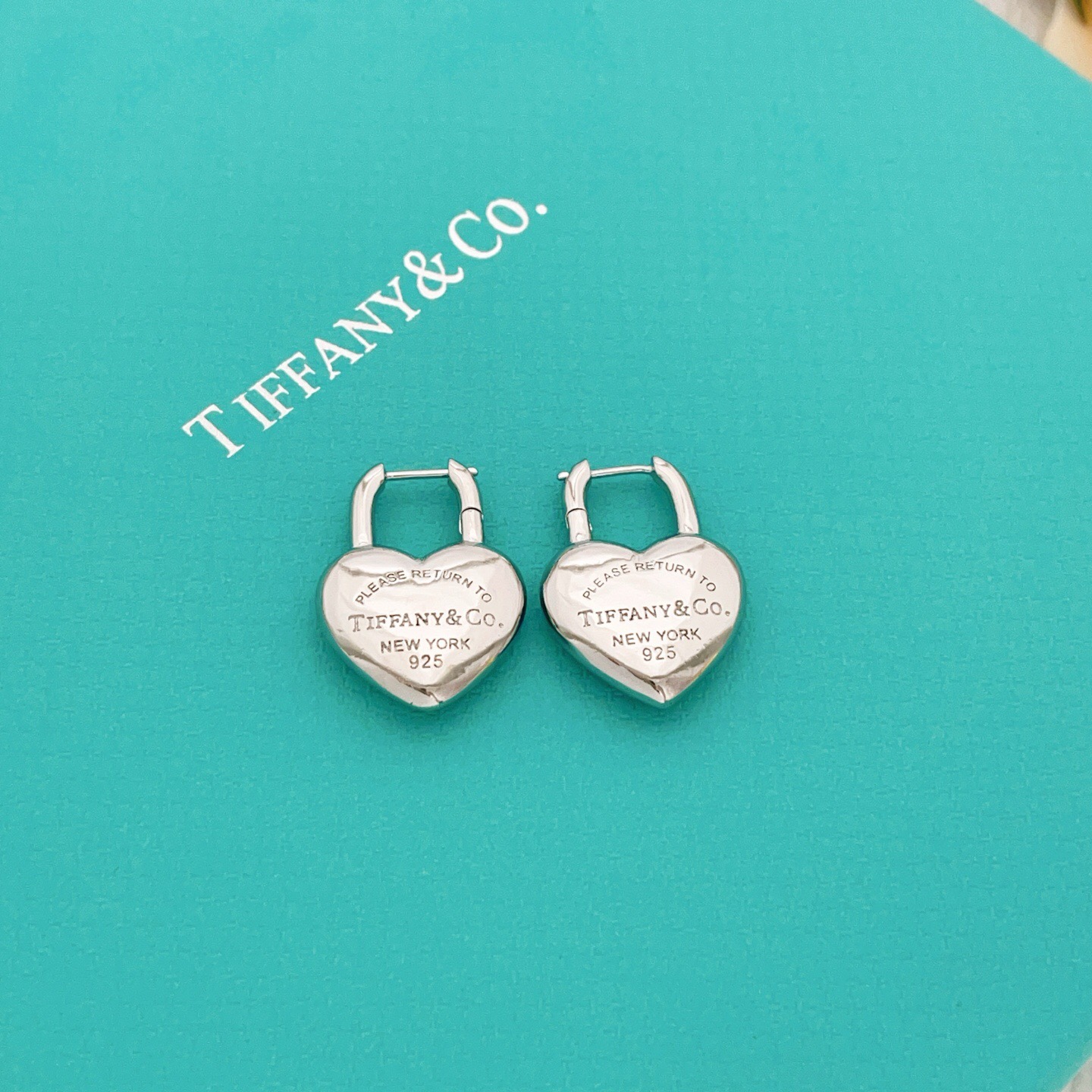 【Tiffany*帝芙尼最新款🆕🆕银色光面流苏925爱心耳钉】一致官网黄铜材质，非常的上镜‼️设计很特别