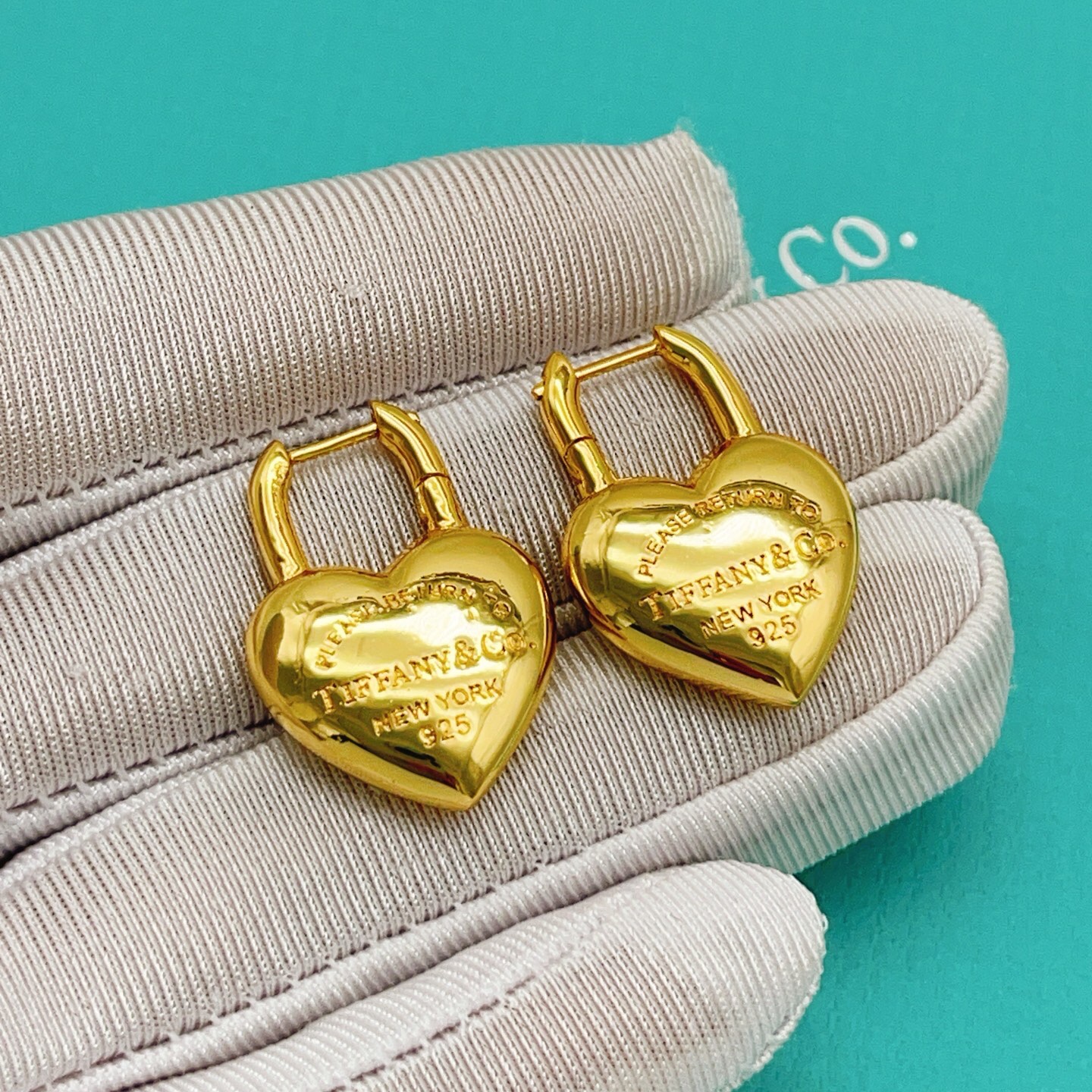 【Tiffany*帝芙尼最新款🆕🆕金色光面流苏925爱心耳钉】一致官网黄铜材质，非常的上镜‼️设计很特别