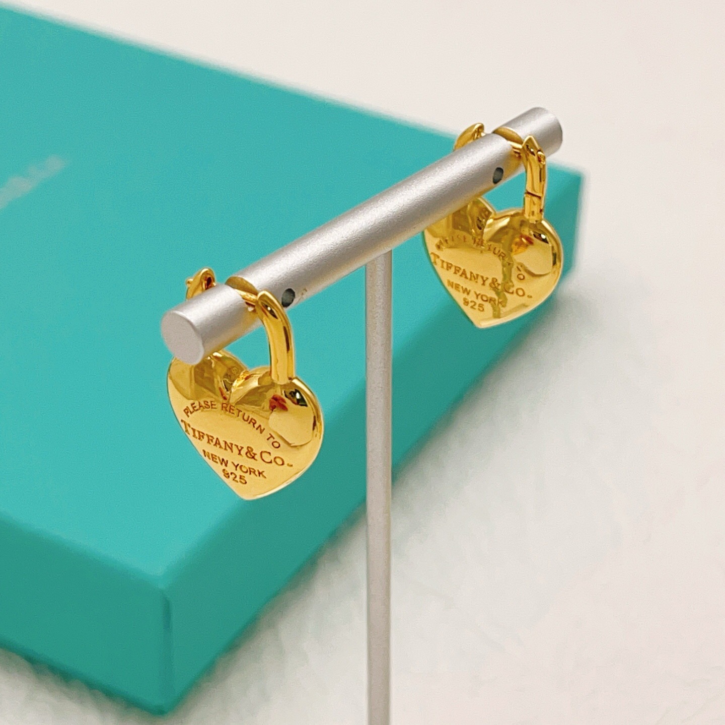 【Tiffany*帝芙尼最新款🆕🆕金色光面流苏925爱心耳钉】一致官网黄铜材质，非常的上镜‼️设计很特别