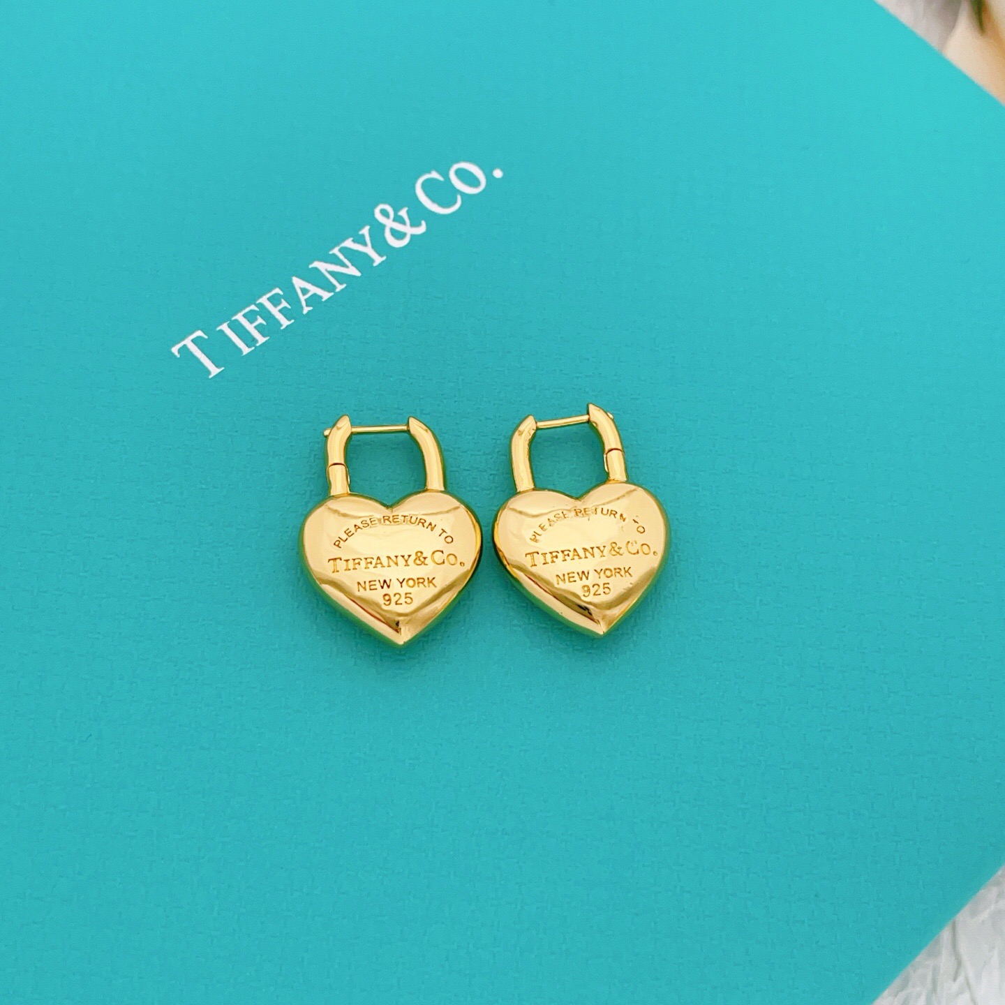 【Tiffany*帝芙尼最新款🆕🆕金色光面流苏925爱心耳钉】一致官网黄铜材质，非常的上镜‼️设计很特别
