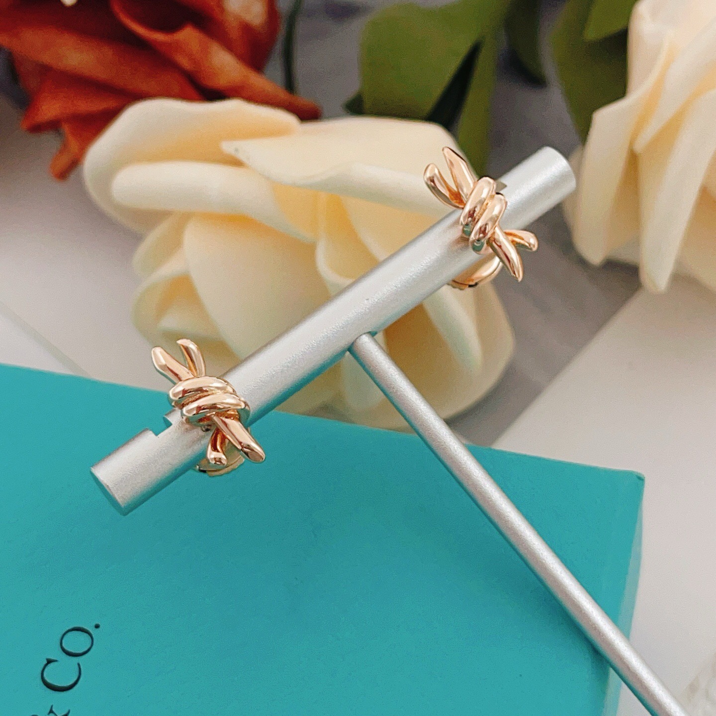 【Tiffany*帝芙尼最新款🆕🆕玫瑰金光面绳结耳钉】一致官网黄铜材质，非常的上镜‼️设计很特别值得入手
