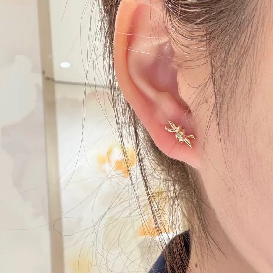 【Tiffany*帝芙尼最新款🆕🆕玫瑰金光面绳结耳钉】一致官网黄铜材质，非常的上镜‼️设计很特别值得入手