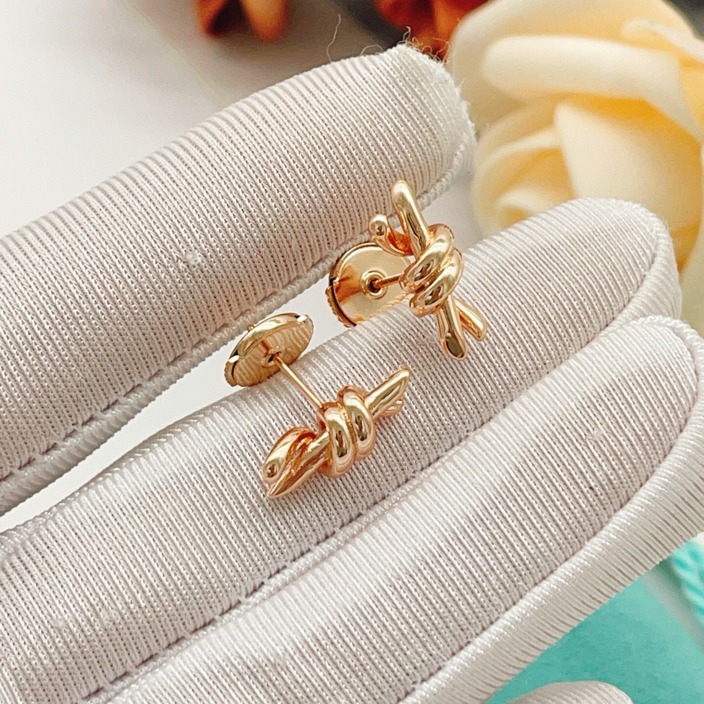【Tiffany*帝芙尼最新款🆕🆕玫瑰金光面绳结耳钉】一致官网黄铜材质，非常的上镜‼️设计很特别值得入手