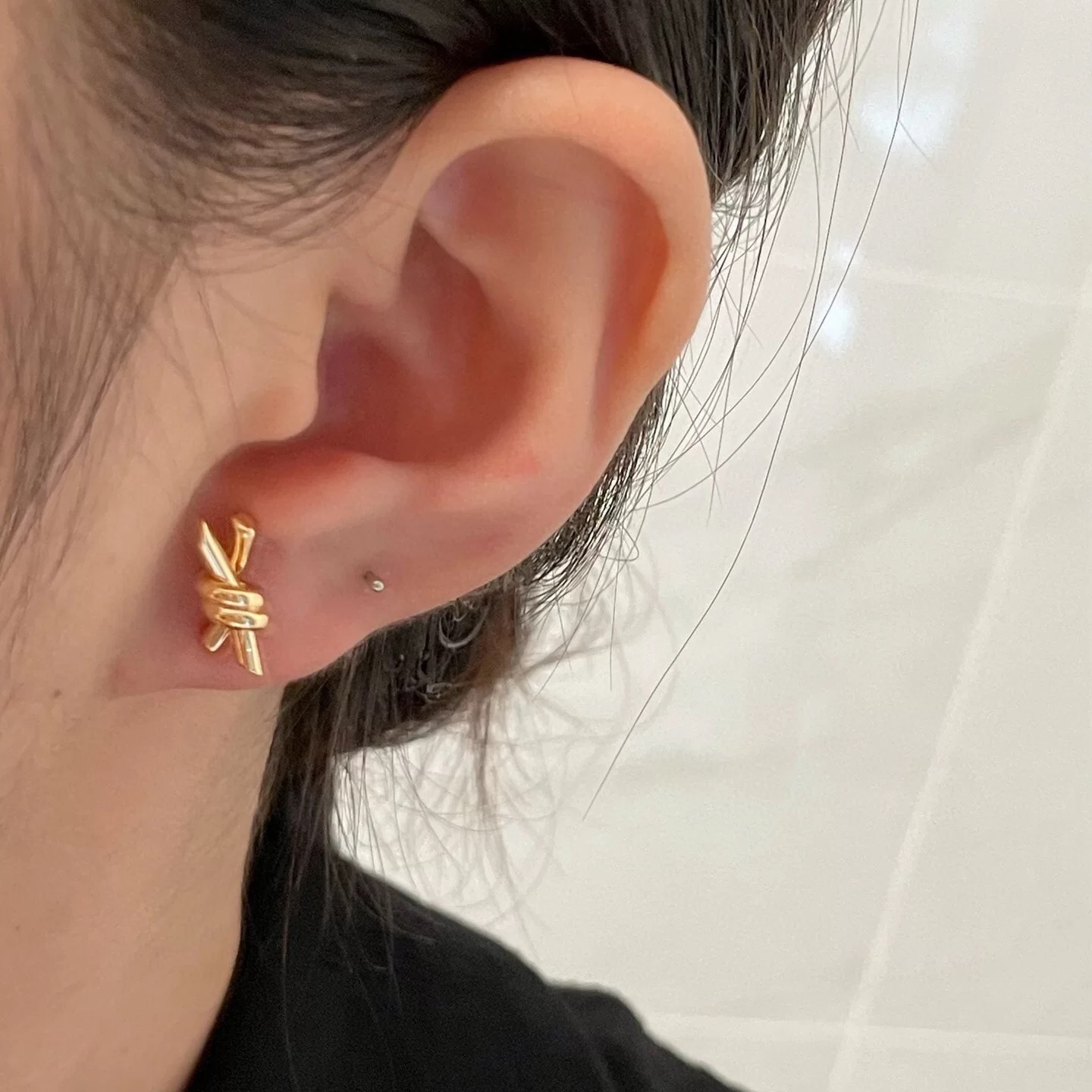 【Tiffany*帝芙尼最新款🆕🆕玫瑰金光面绳结耳钉】一致官网黄铜材质，非常的上镜‼️设计很特别值得入手