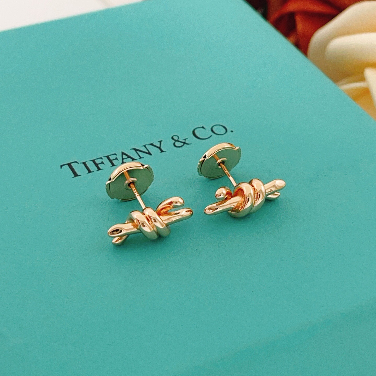 【Tiffany*帝芙尼最新款🆕🆕玫瑰金光面绳结耳钉】一致官网黄铜材质，非常的上镜‼️设计很特别值得入手