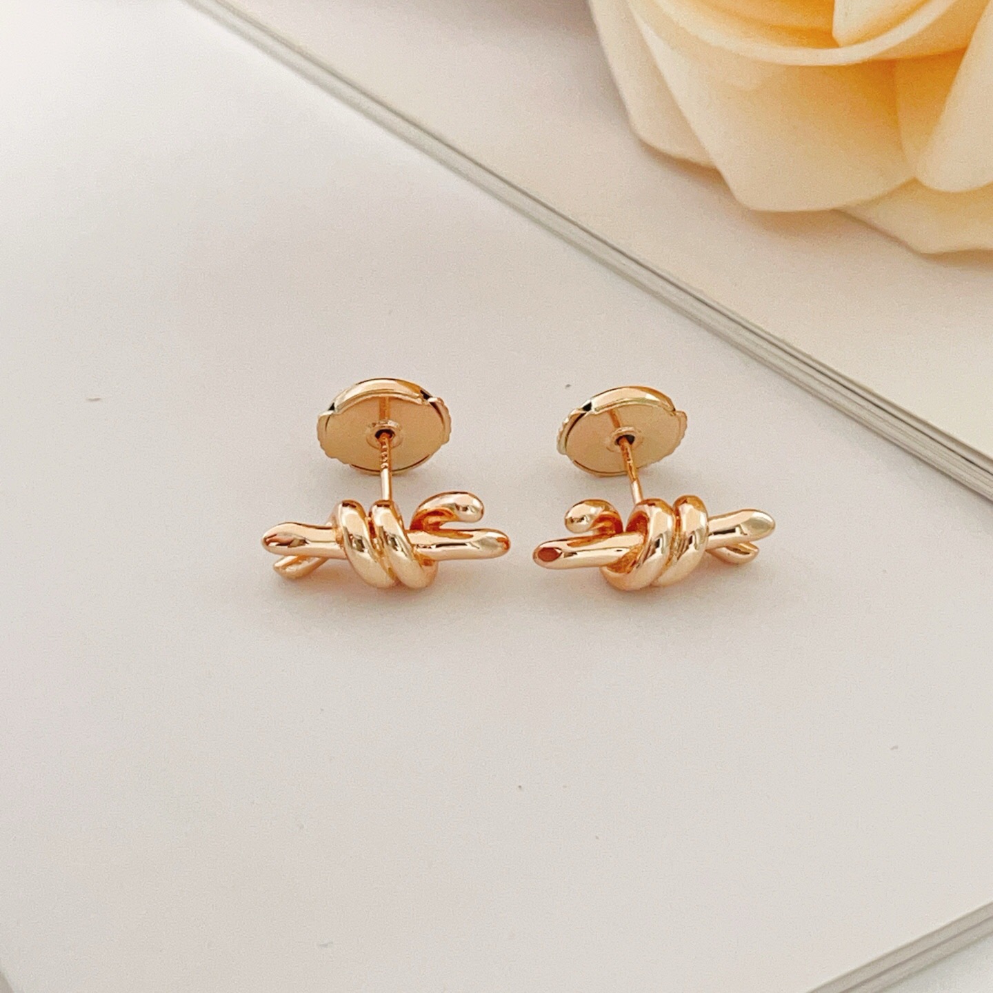 【Tiffany*帝芙尼最新款🆕🆕玫瑰金光面绳结耳钉】一致官网黄铜材质，非常的上镜‼️设计很特别值得入手