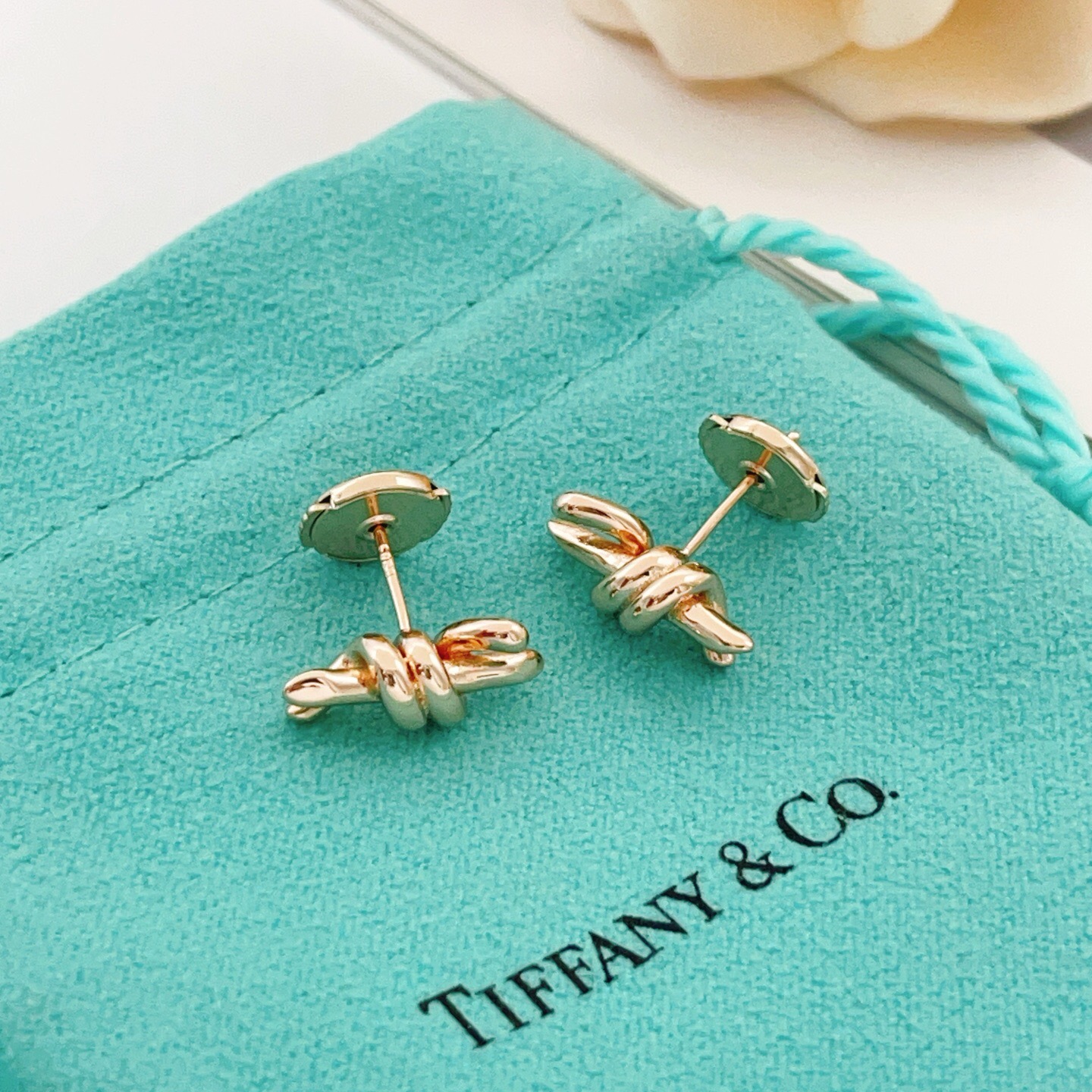 【Tiffany*帝芙尼最新款🆕🆕玫瑰金光面绳结耳钉】一致官网黄铜材质，非常的上镜‼️设计很特别值得入手