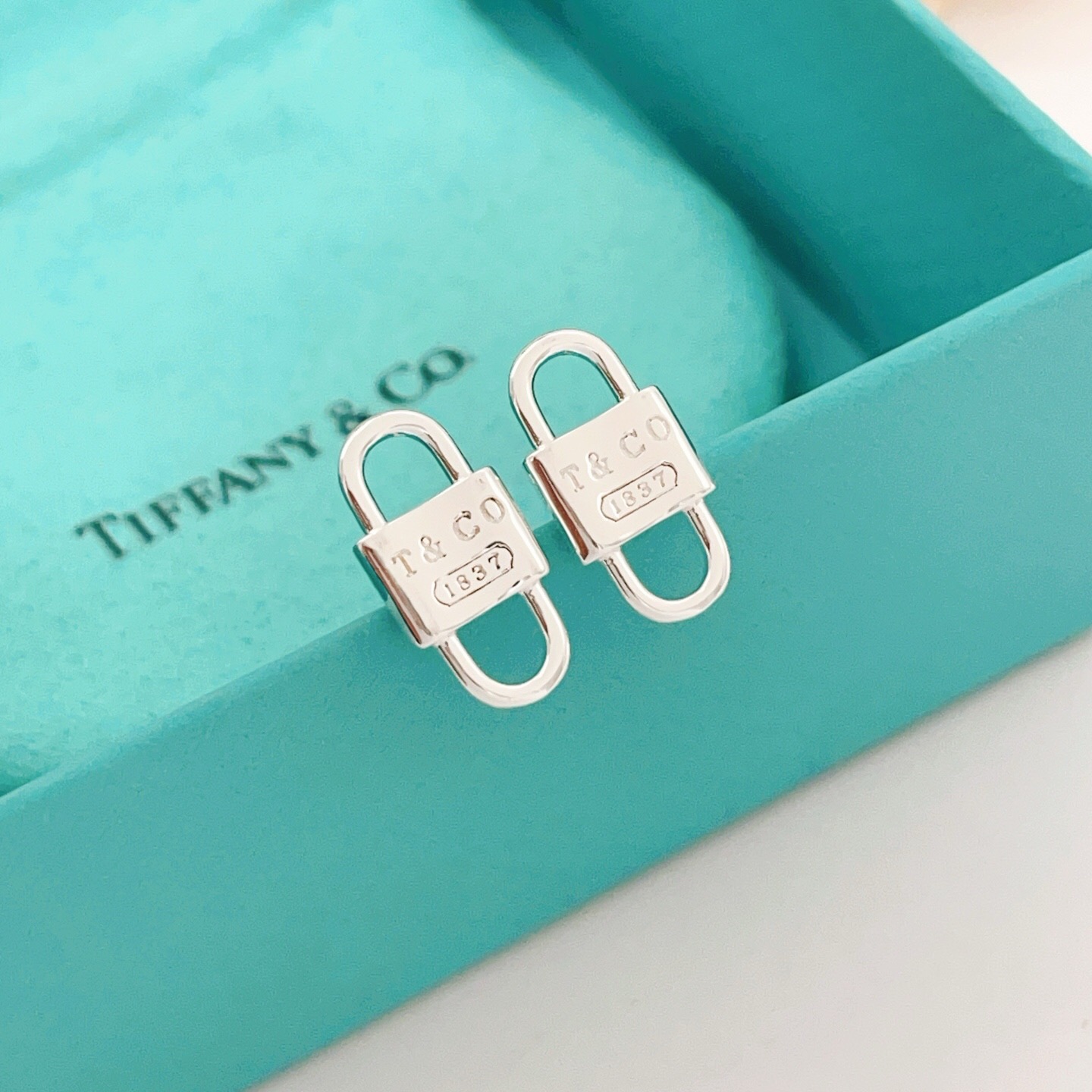 【Tiffany*帝芙尼最新款🆕🆕银色光面锁耳钉】一致官网黄铜材质，非常的上镜‼️设计很特别值得入手。高