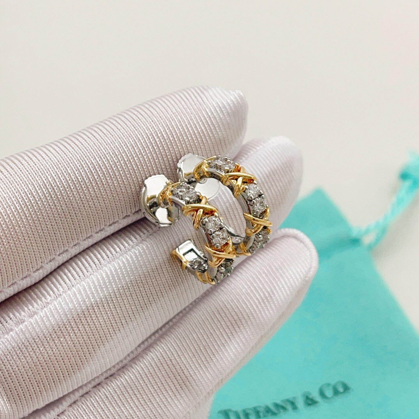 【Tiffany*帝芙尼最新款🆕🆕银色满钻半圆X耳钉】一致官网黄铜材质，非常的上镜‼️设计很特别值得入手