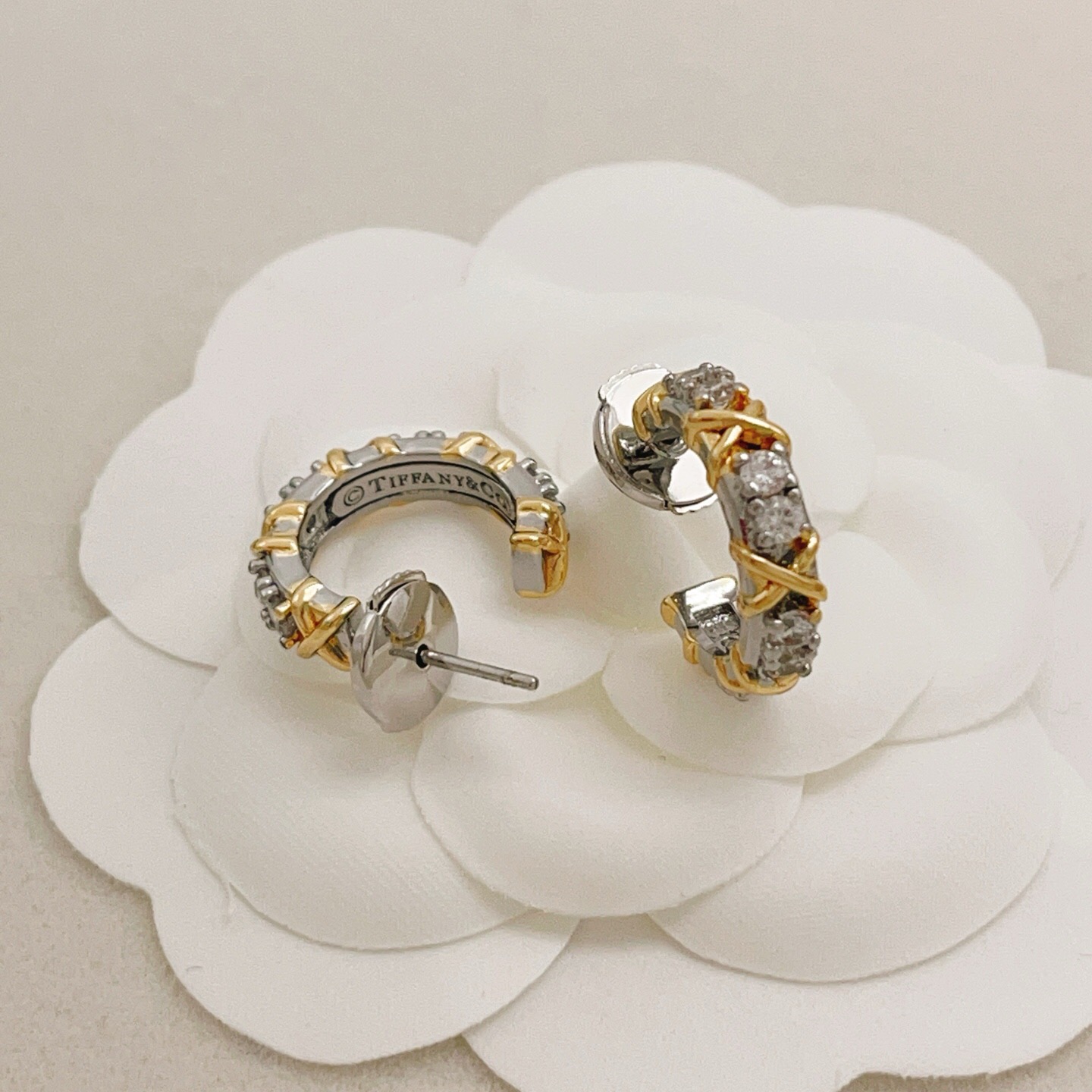 【Tiffany*帝芙尼最新款🆕🆕银色满钻半圆X耳钉】一致官网黄铜材质，非常的上镜‼️设计很特别值得入手