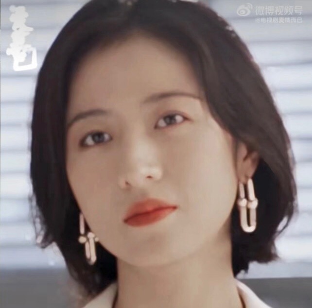 【Tiffany*帝芙尼最新款🆕🆕银色光面马蹄耳钉】一致官网黄铜材质，非常的上镜‼️设计很特别值得入手。