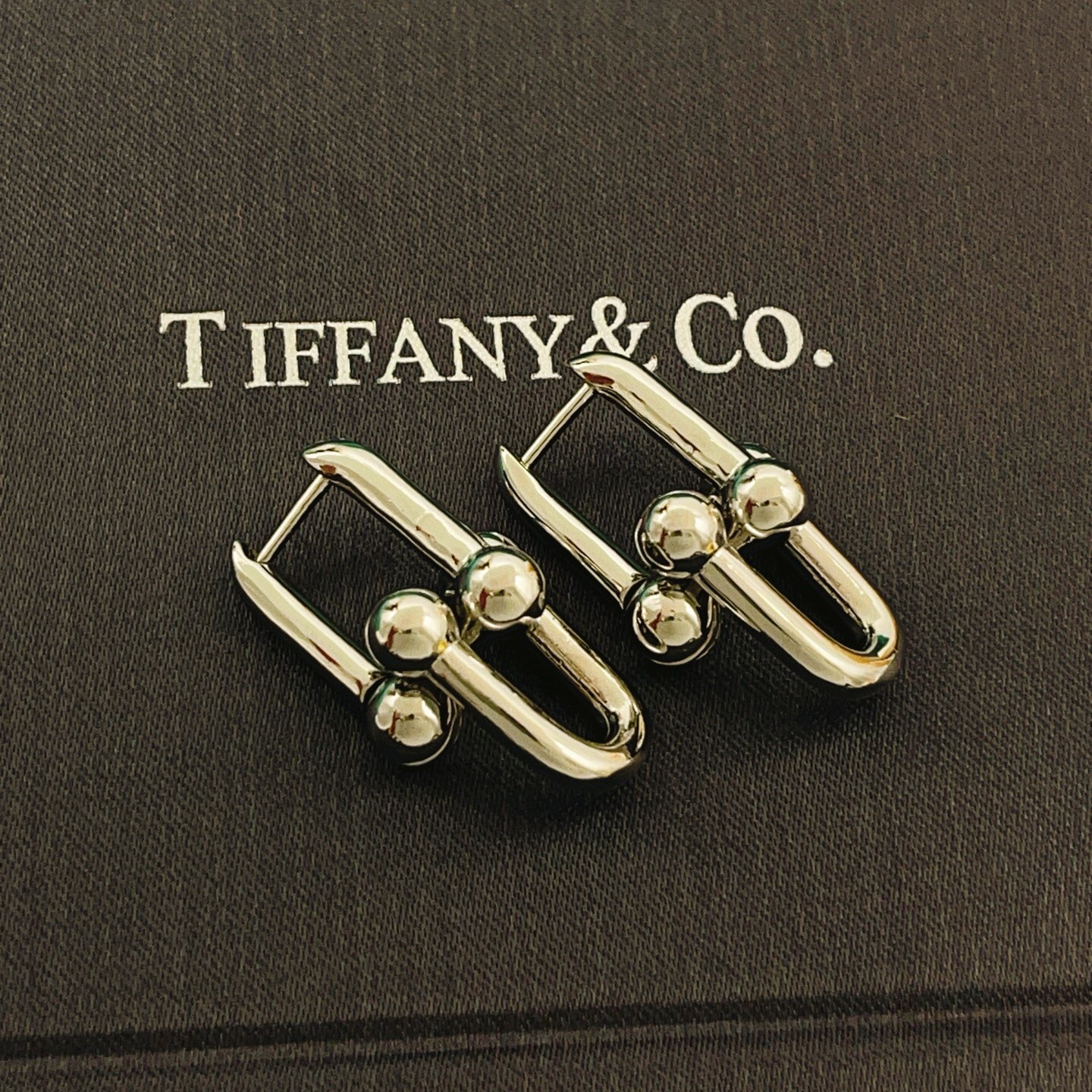 【Tiffany*帝芙尼最新款🆕🆕银色光面马蹄耳钉】一致官网黄铜材质，非常的上镜‼️设计很特别值得入手。