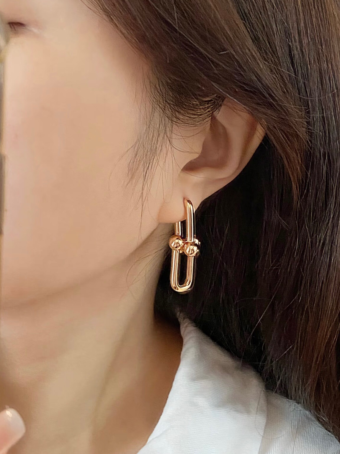 【Tiffany*帝芙尼最新款🆕🆕银色光面马蹄耳钉】一致官网黄铜材质，非常的上镜‼️设计很特别值得入手。