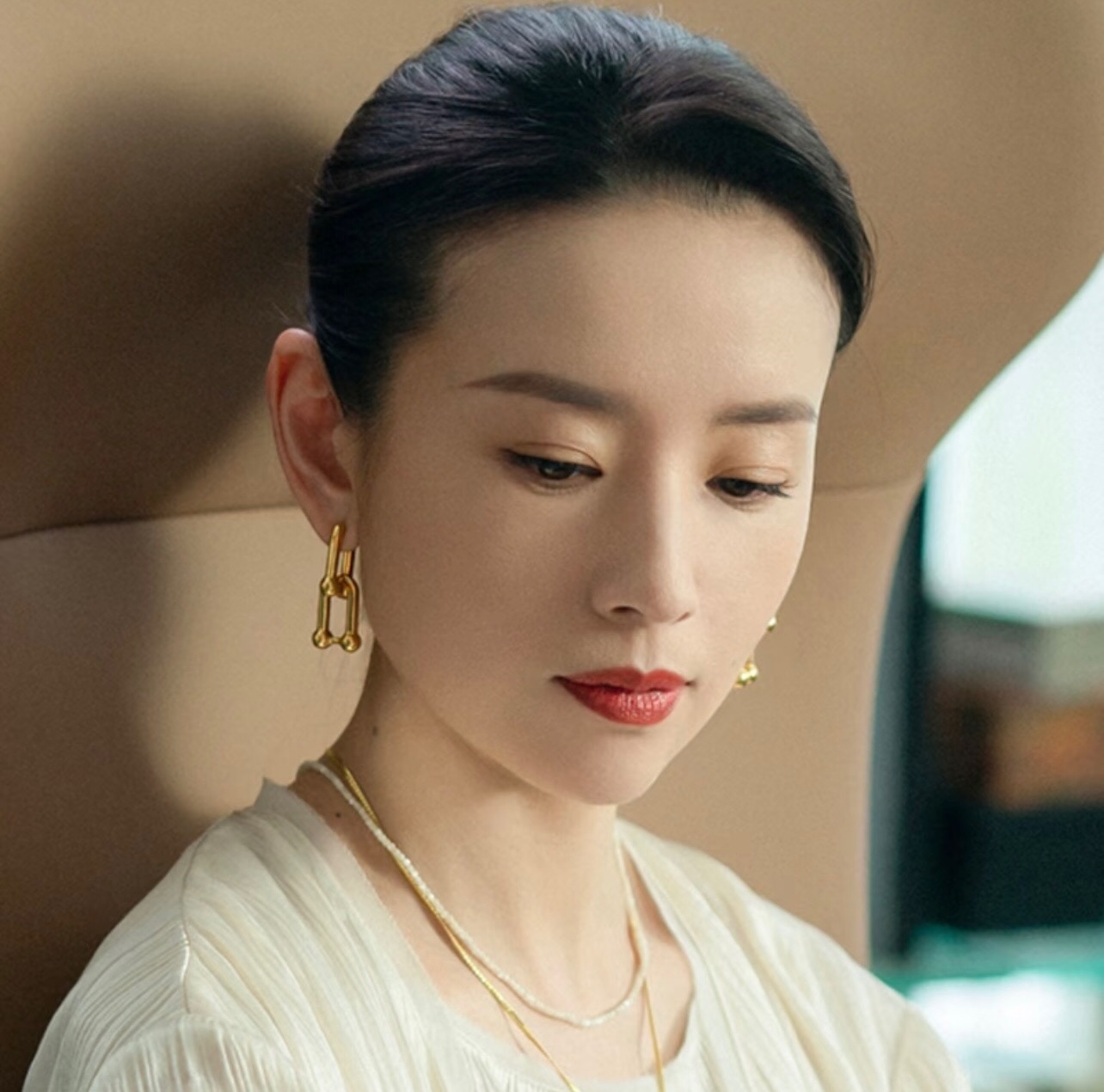 【Tiffany*帝芙尼最新款🆕🆕金色光面马蹄耳钉】一致官网黄铜材质，非常的上镜‼️设计很特别值得入手。