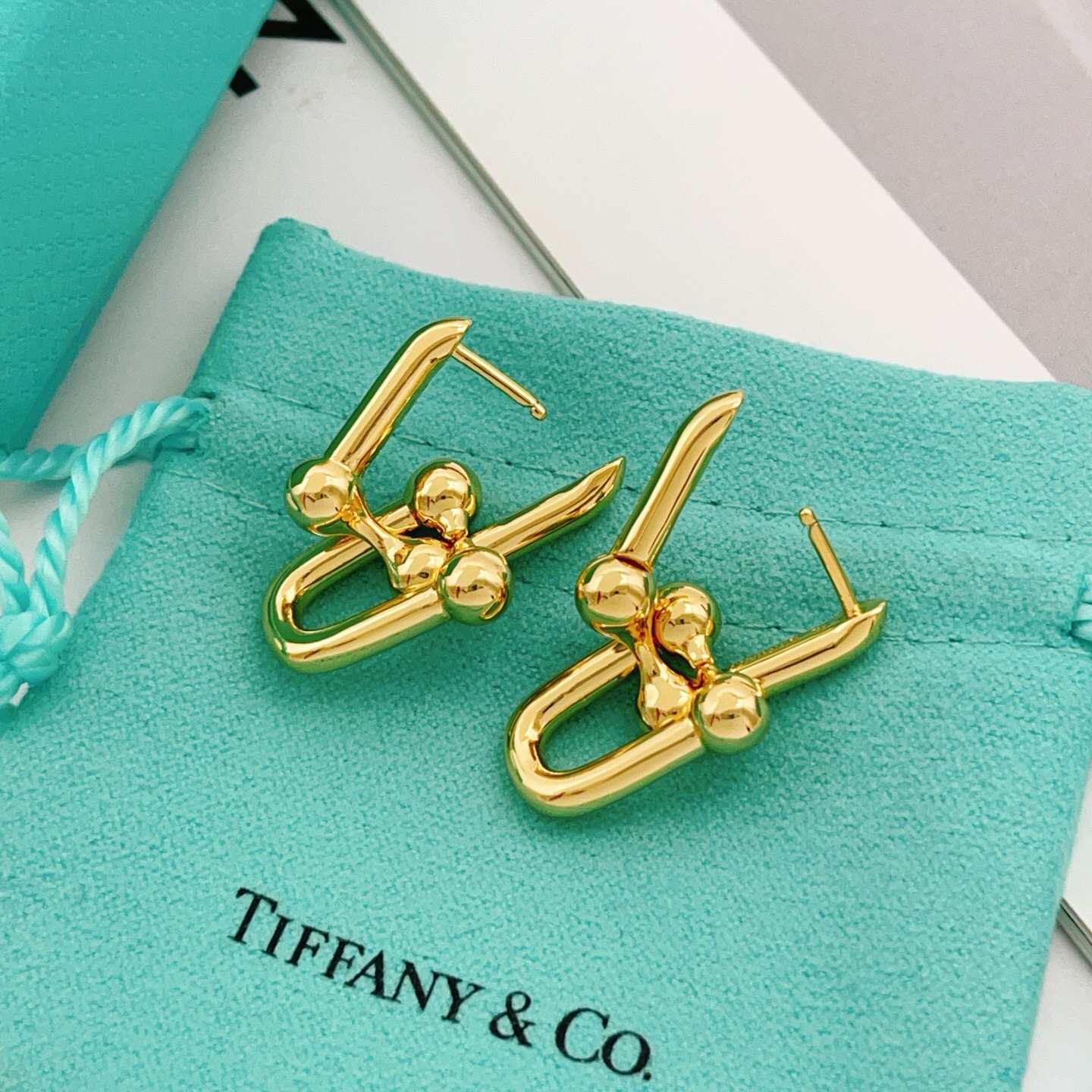 【Tiffany*帝芙尼最新款🆕🆕金色光面马蹄耳钉】一致官网黄铜材质，非常的上镜‼️设计很特别值得入手。