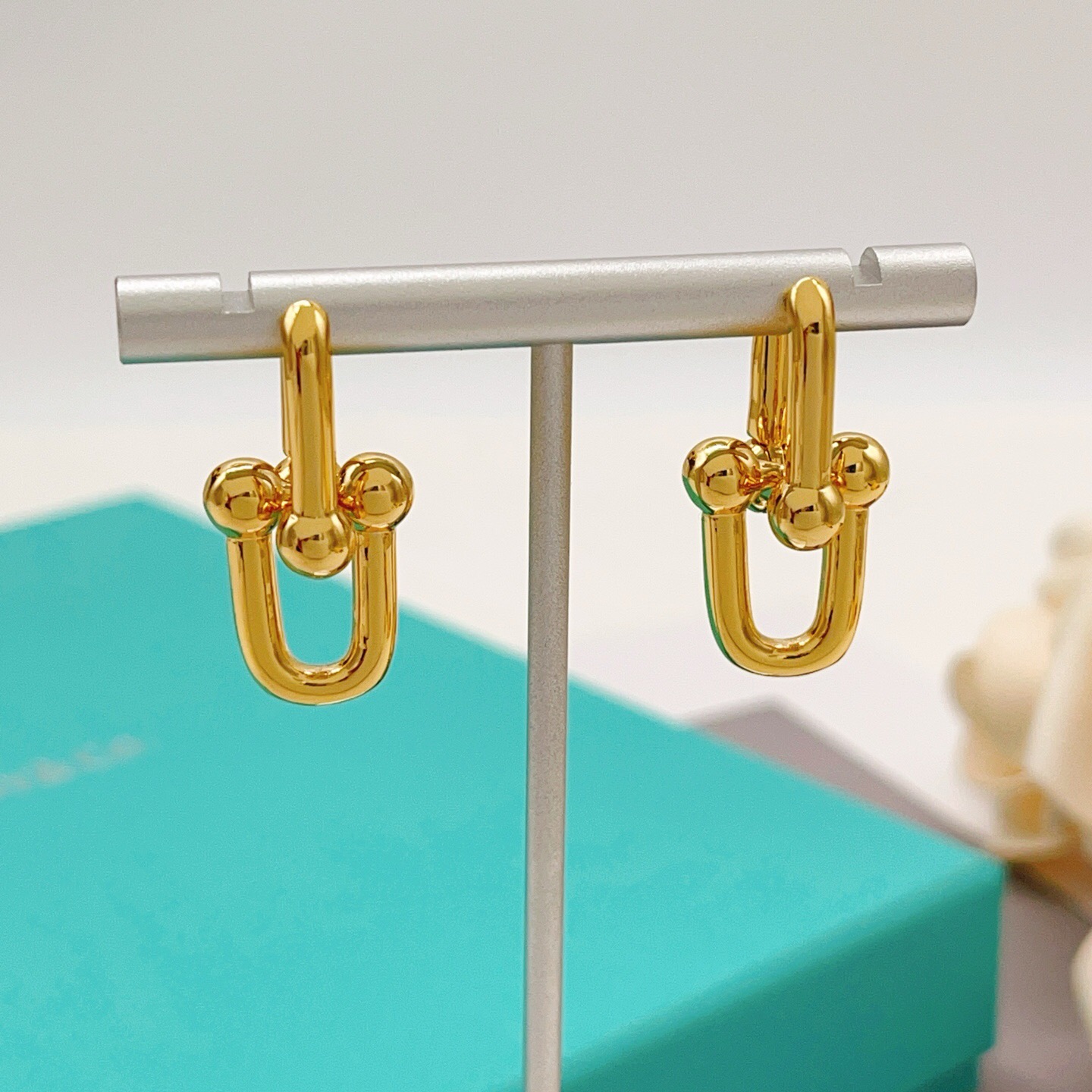 【Tiffany*帝芙尼最新款🆕🆕金色光面马蹄耳钉】一致官网黄铜材质，非常的上镜‼️设计很特别值得入手。