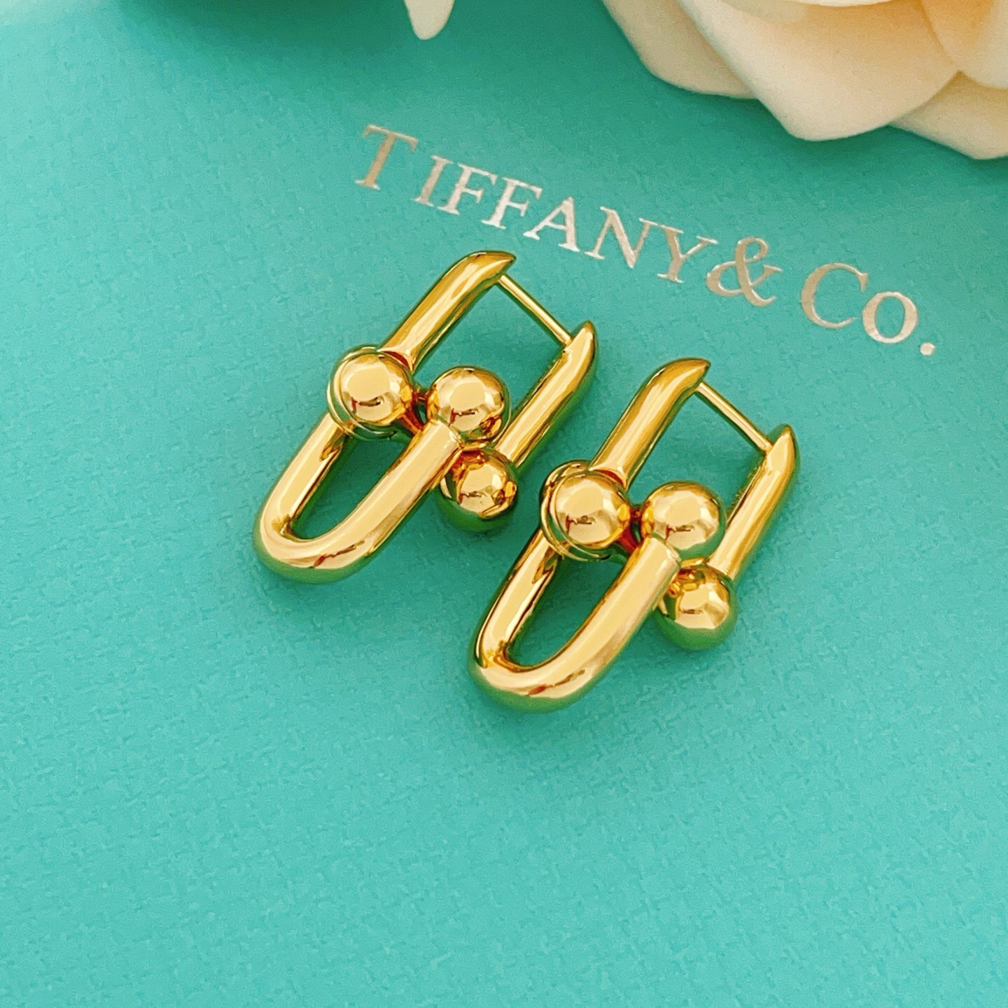 【Tiffany*帝芙尼最新款🆕🆕金色光面马蹄耳钉】一致官网黄铜材质，非常的上镜‼️设计很特别值得入手。