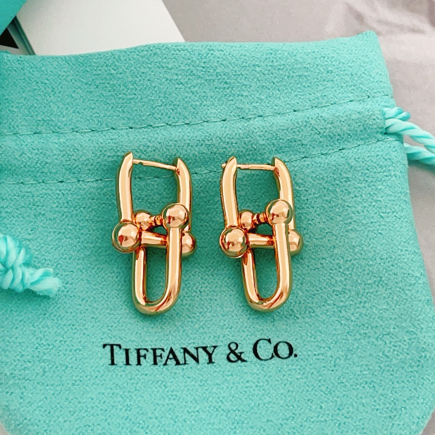 【Tiffany*帝芙尼最新款🆕🆕玫瑰金光面马蹄耳钉】一致官网黄铜材质，非常的上镜‼️设计很特别值得入手