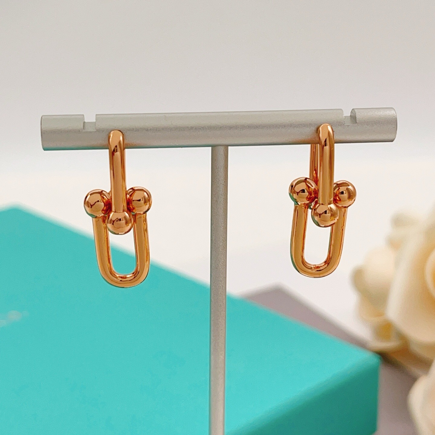 【Tiffany*帝芙尼最新款🆕🆕玫瑰金光面马蹄耳钉】一致官网黄铜材质，非常的上镜‼️设计很特别值得入手