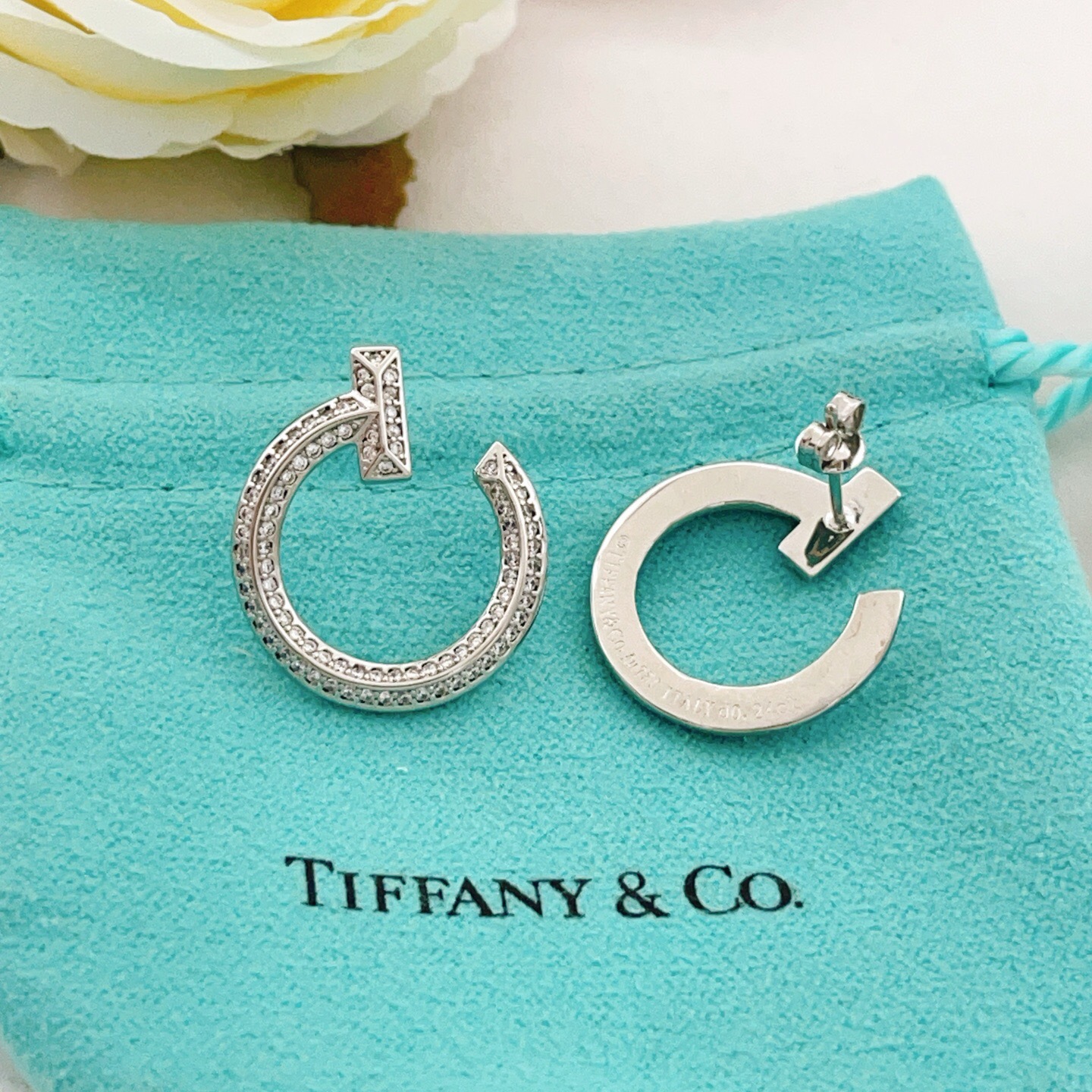 【Tiffany*帝芙尼最新款🆕🆕银色满钻半圆笑脸耳钉】一致官网黄铜材质，非常的上镜‼️设计很特别值得入