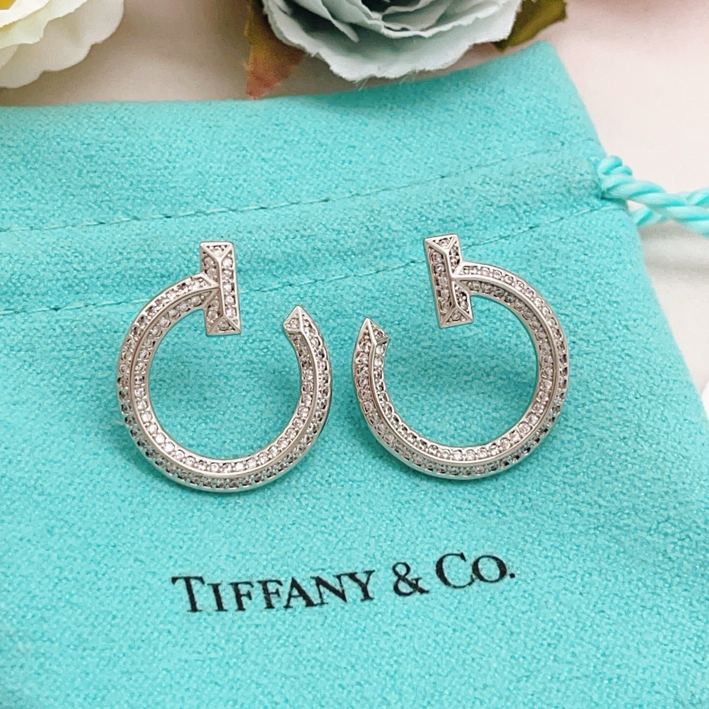 【Tiffany*帝芙尼最新款🆕🆕银色满钻半圆笑脸耳钉】一致官网黄铜材质，非常的上镜‼️设计很特别值得入