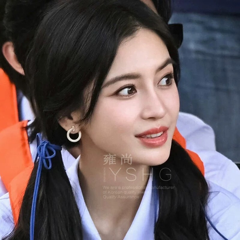 【Tiffany*帝芙尼最新款🆕🆕银色满钻半圆笑脸耳钉】一致官网黄铜材质，非常的上镜‼️设计很特别值得入