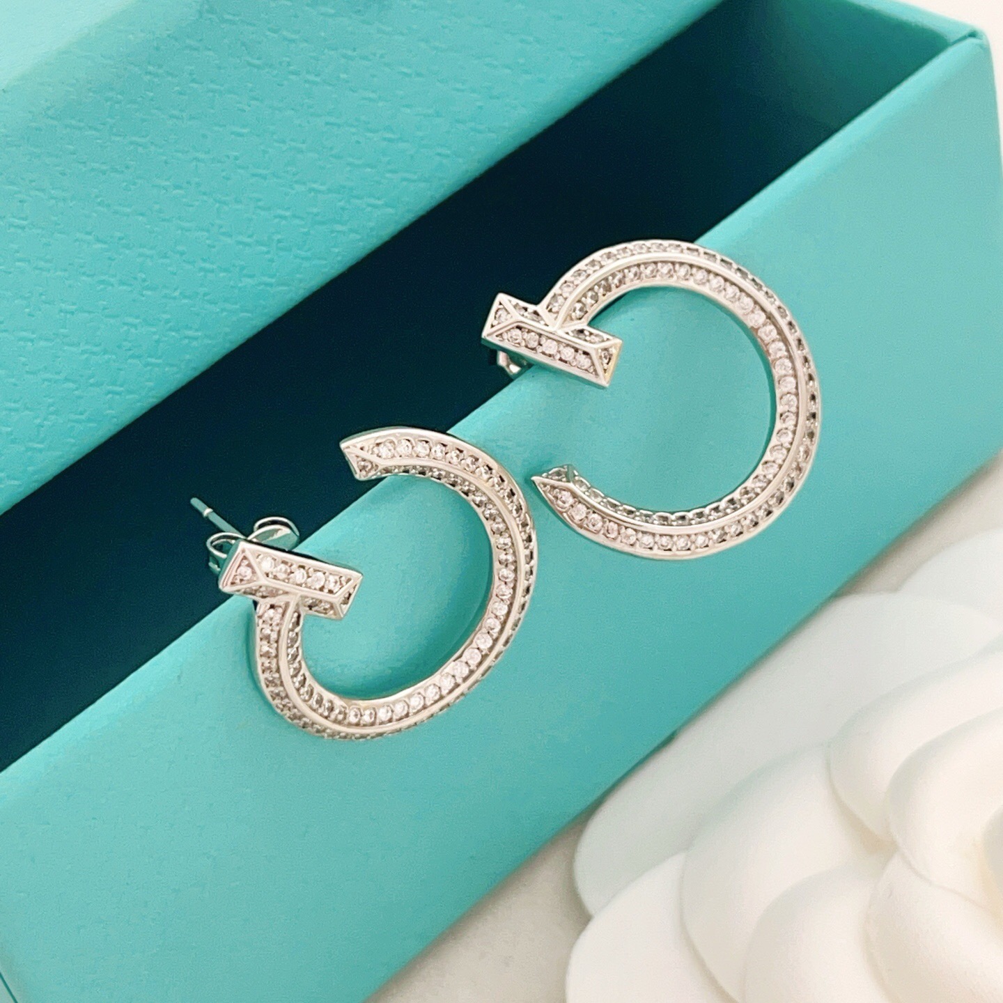 【Tiffany*帝芙尼最新款🆕🆕银色满钻半圆笑脸耳钉】一致官网黄铜材质，非常的上镜‼️设计很特别值得入