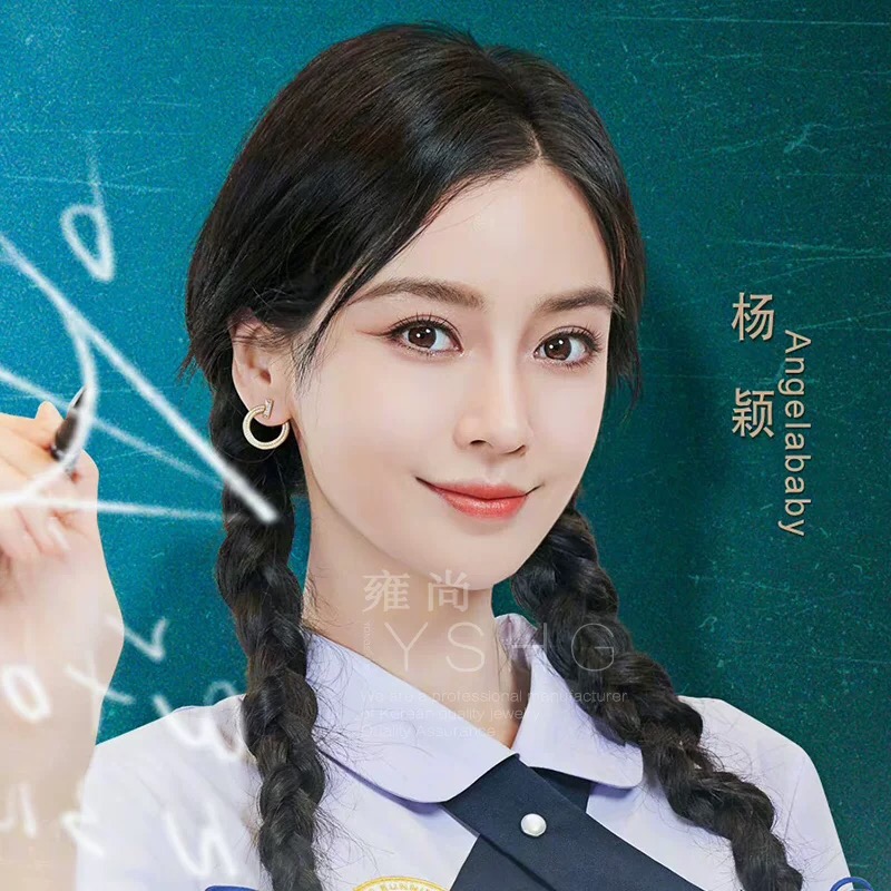 【Tiffany*帝芙尼最新款🆕🆕银色满钻半圆笑脸耳钉】一致官网黄铜材质，非常的上镜‼️设计很特别值得入