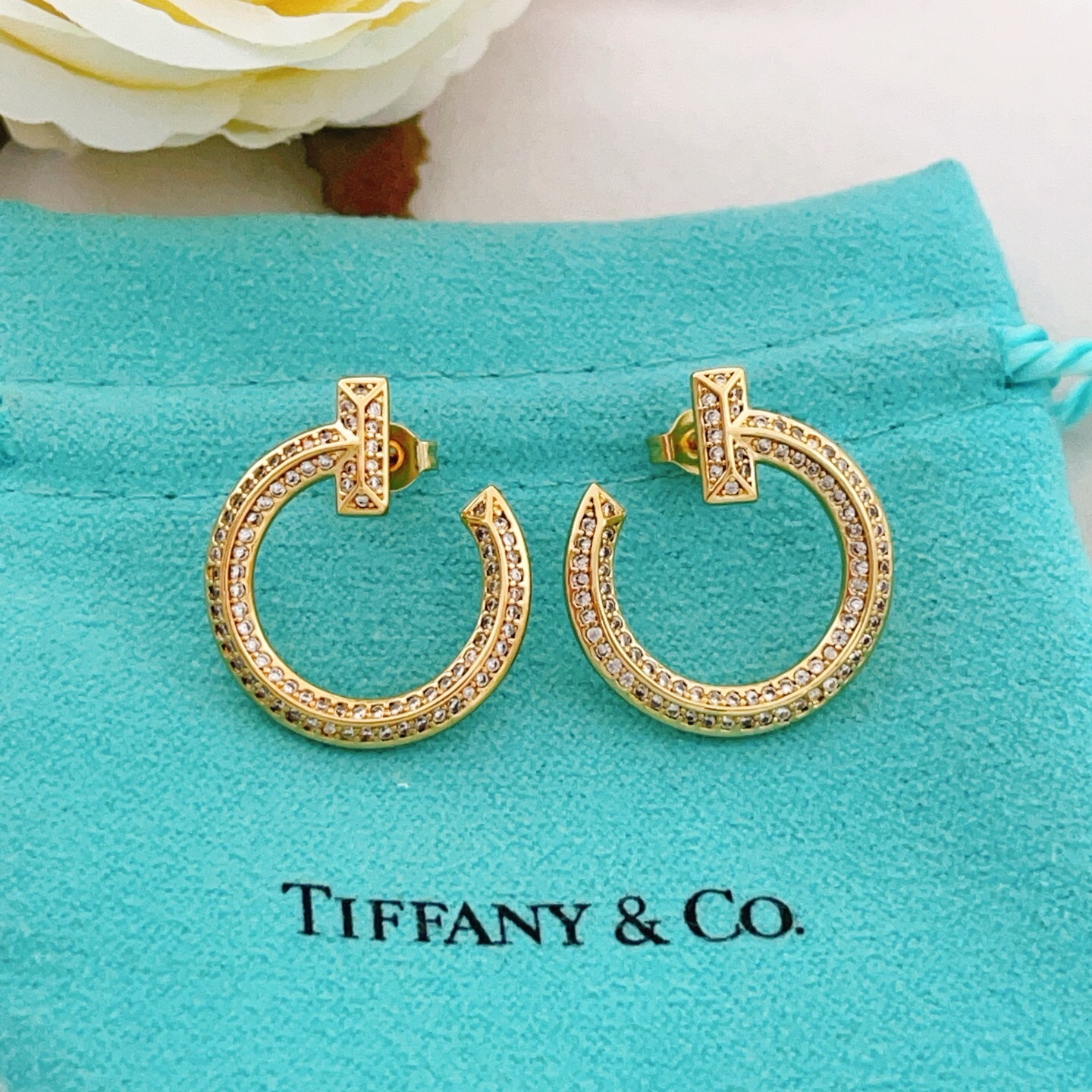 【Tiffany*帝芙尼最新款🆕🆕金色满钻半圆笑脸耳钉】一致官网黄铜材质，非常的上镜‼️设计很特别值得入