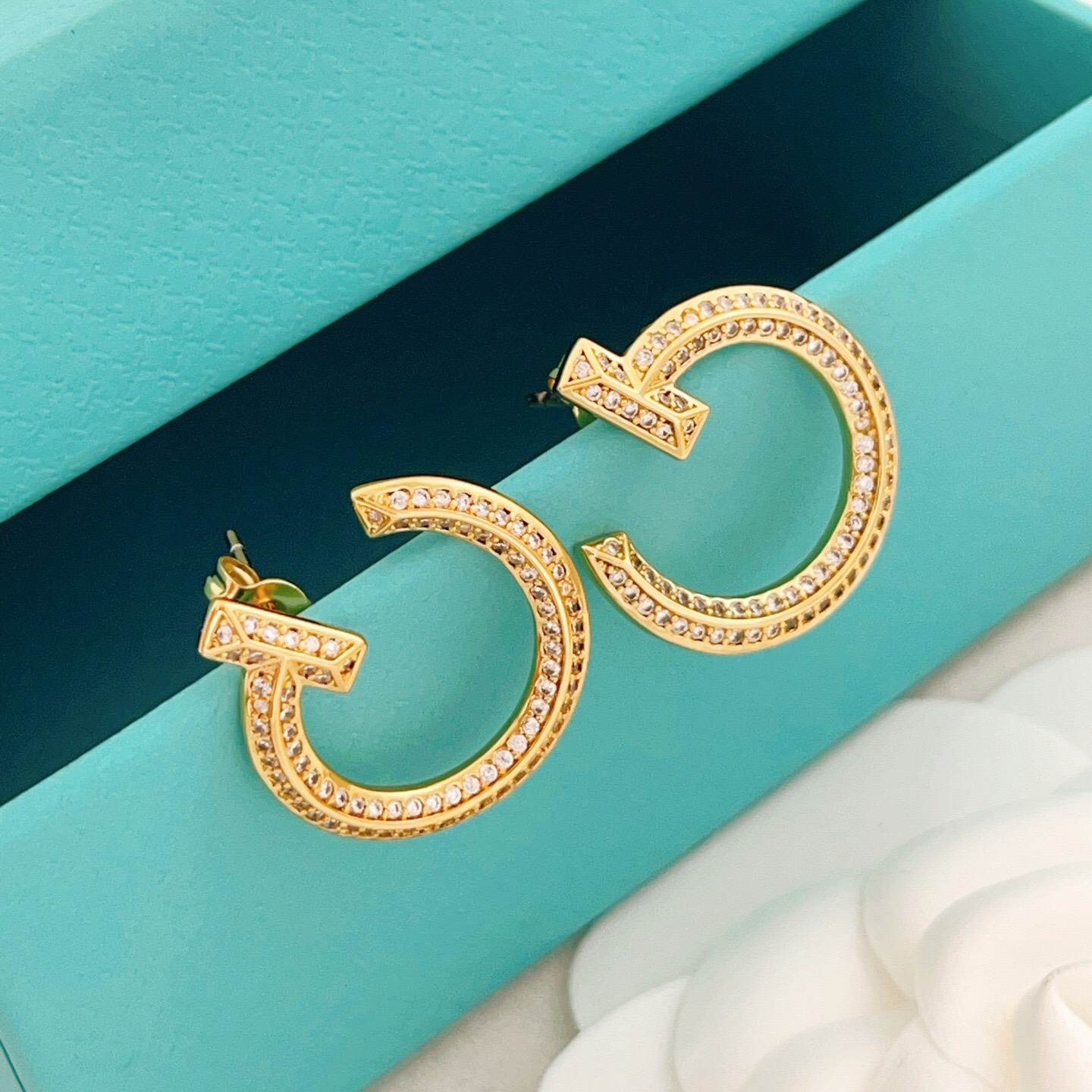 【Tiffany*帝芙尼最新款🆕🆕金色满钻半圆笑脸耳钉】一致官网黄铜材质，非常的上镜‼️设计很特别值得入