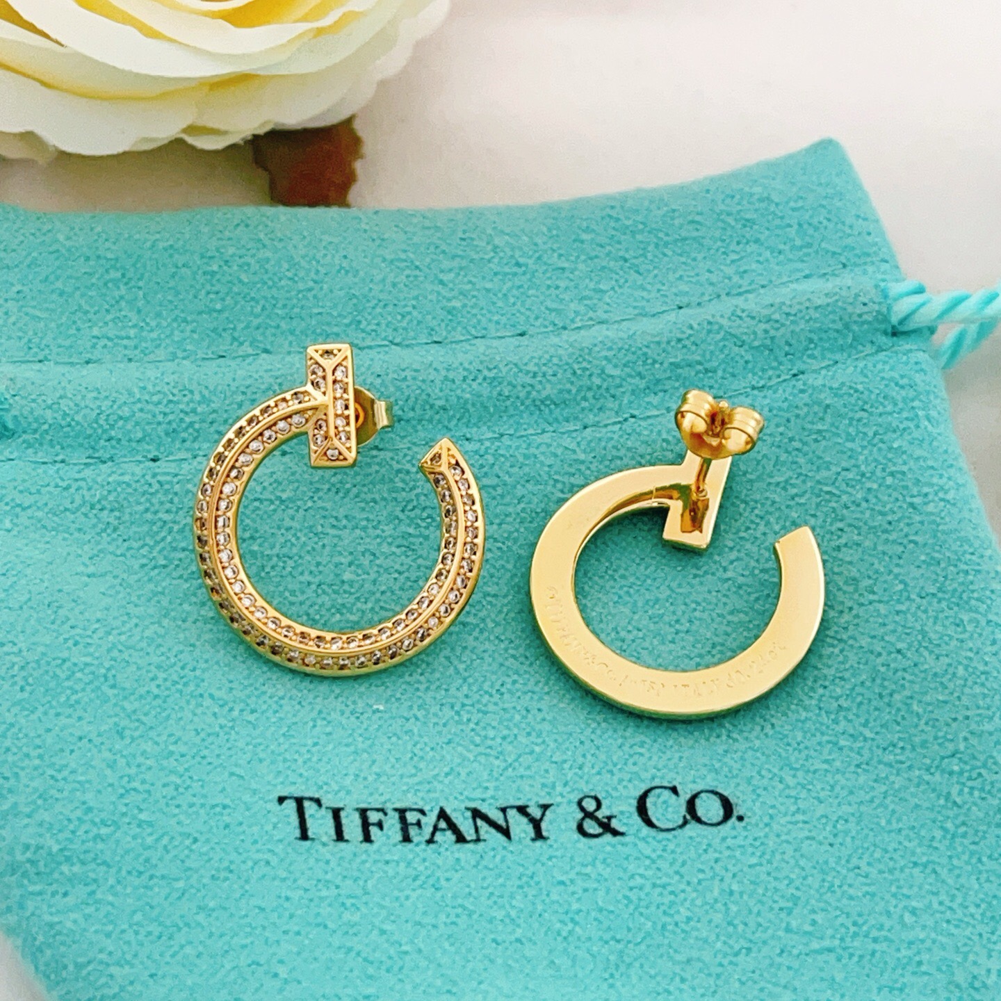 【Tiffany*帝芙尼最新款🆕🆕金色满钻半圆笑脸耳钉】一致官网黄铜材质，非常的上镜‼️设计很特别值得入