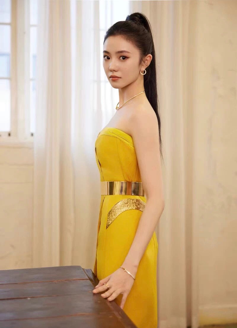 【Tiffany*帝芙尼最新款🆕🆕金色满钻半圆笑脸耳钉】一致官网黄铜材质，非常的上镜‼️设计很特别值得入
