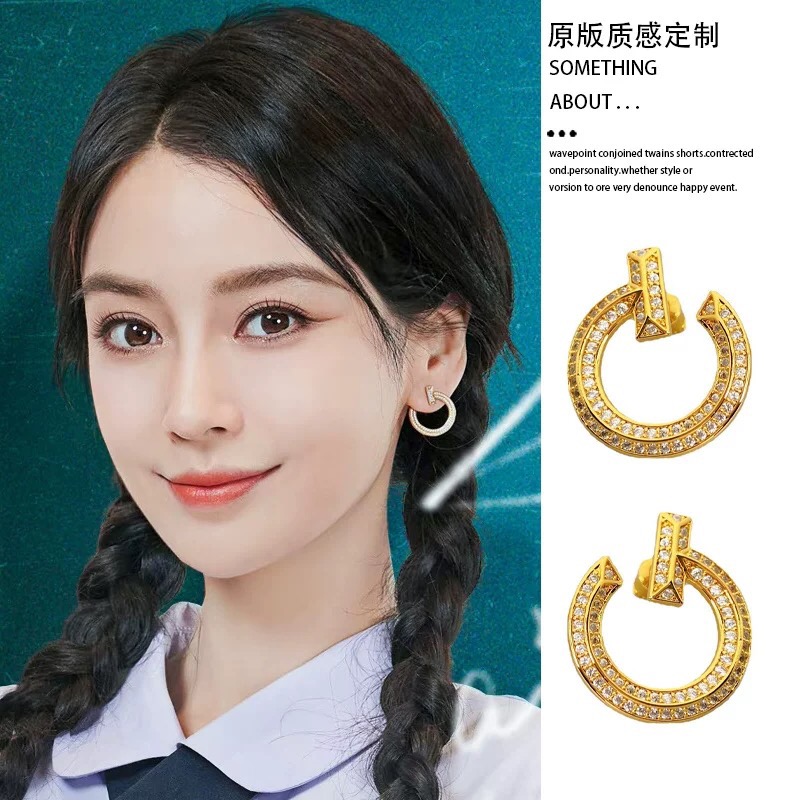 【Tiffany*帝芙尼最新款🆕🆕金色满钻半圆笑脸耳钉】一致官网黄铜材质，非常的上镜‼️设计很特别值得入