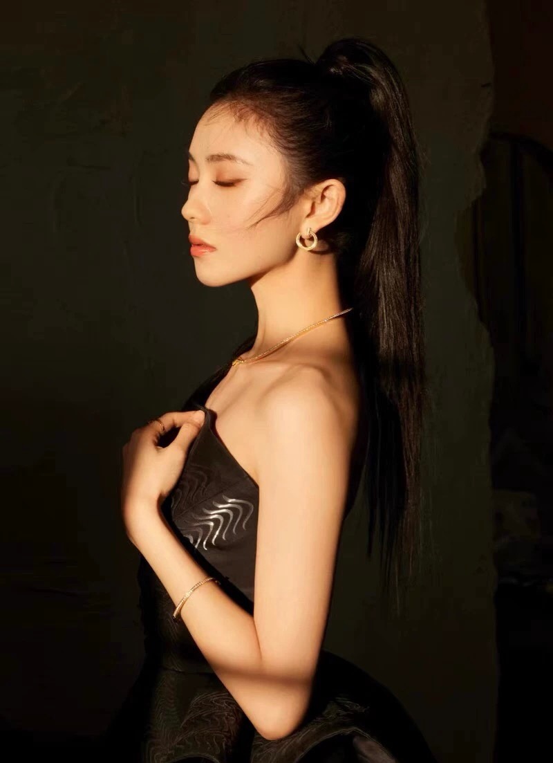 【Tiffany*帝芙尼最新款🆕🆕玫瑰金满钻半圆笑脸耳钉】一致官网黄铜材质，非常的上镜‼️设计很特别值得