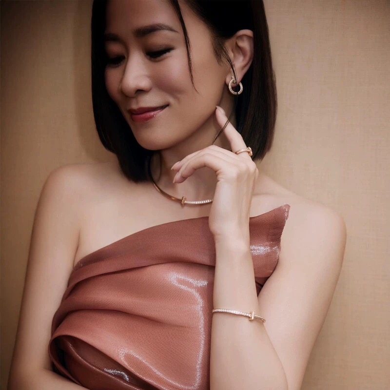 【Tiffany*帝芙尼最新款🆕🆕玫瑰金满钻半圆笑脸耳钉】一致官网黄铜材质，非常的上镜‼️设计很特别值得