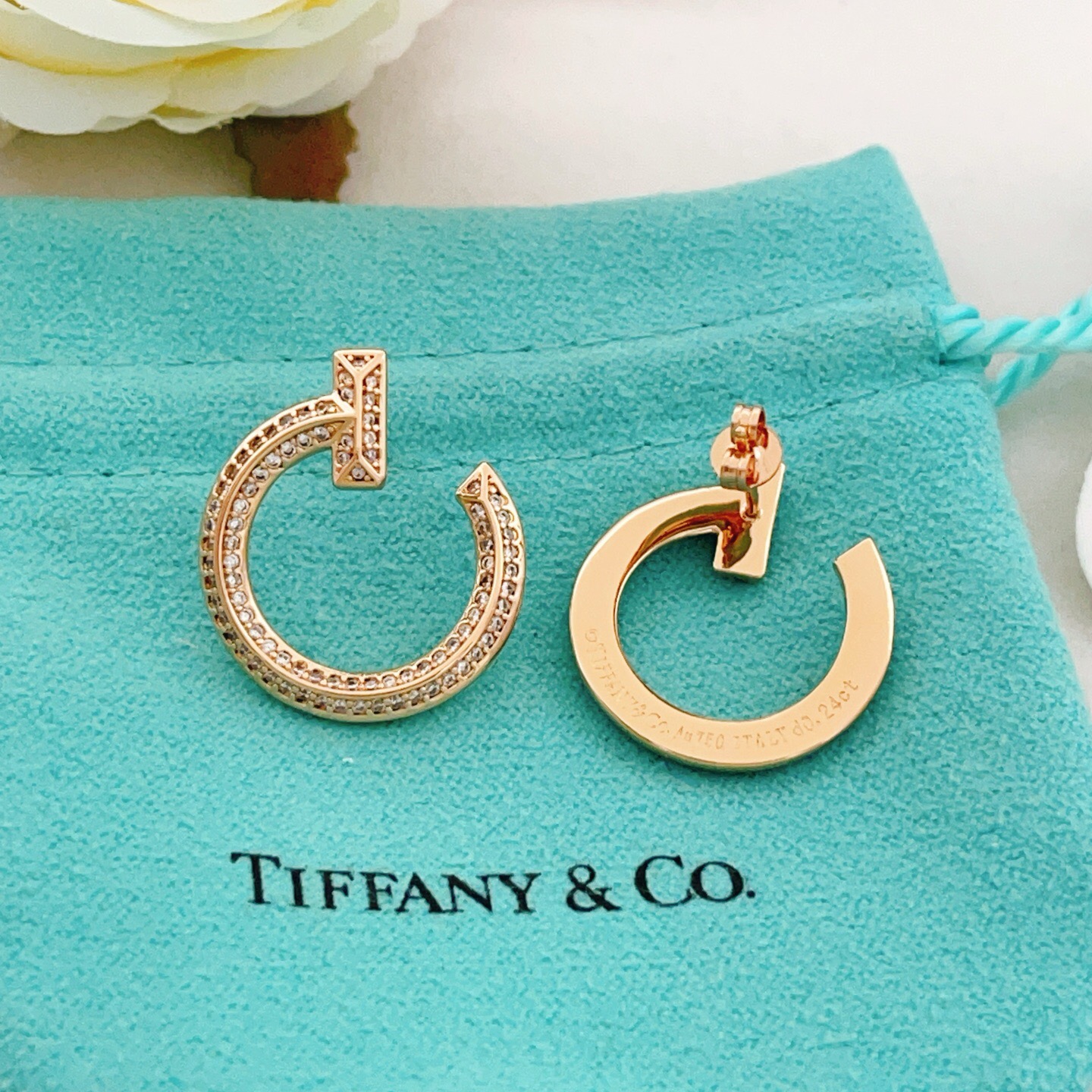 【Tiffany*帝芙尼最新款🆕🆕玫瑰金满钻半圆笑脸耳钉】一致官网黄铜材质，非常的上镜‼️设计很特别值得