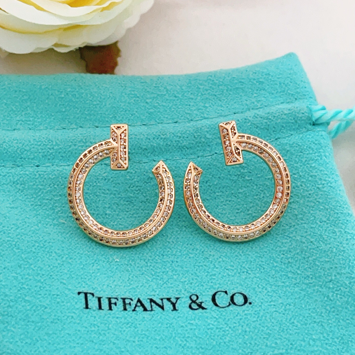 【Tiffany*帝芙尼最新款🆕🆕玫瑰金满钻半圆笑脸耳钉】一致官网黄铜材质，非常的上镜‼️设计很特别值得
