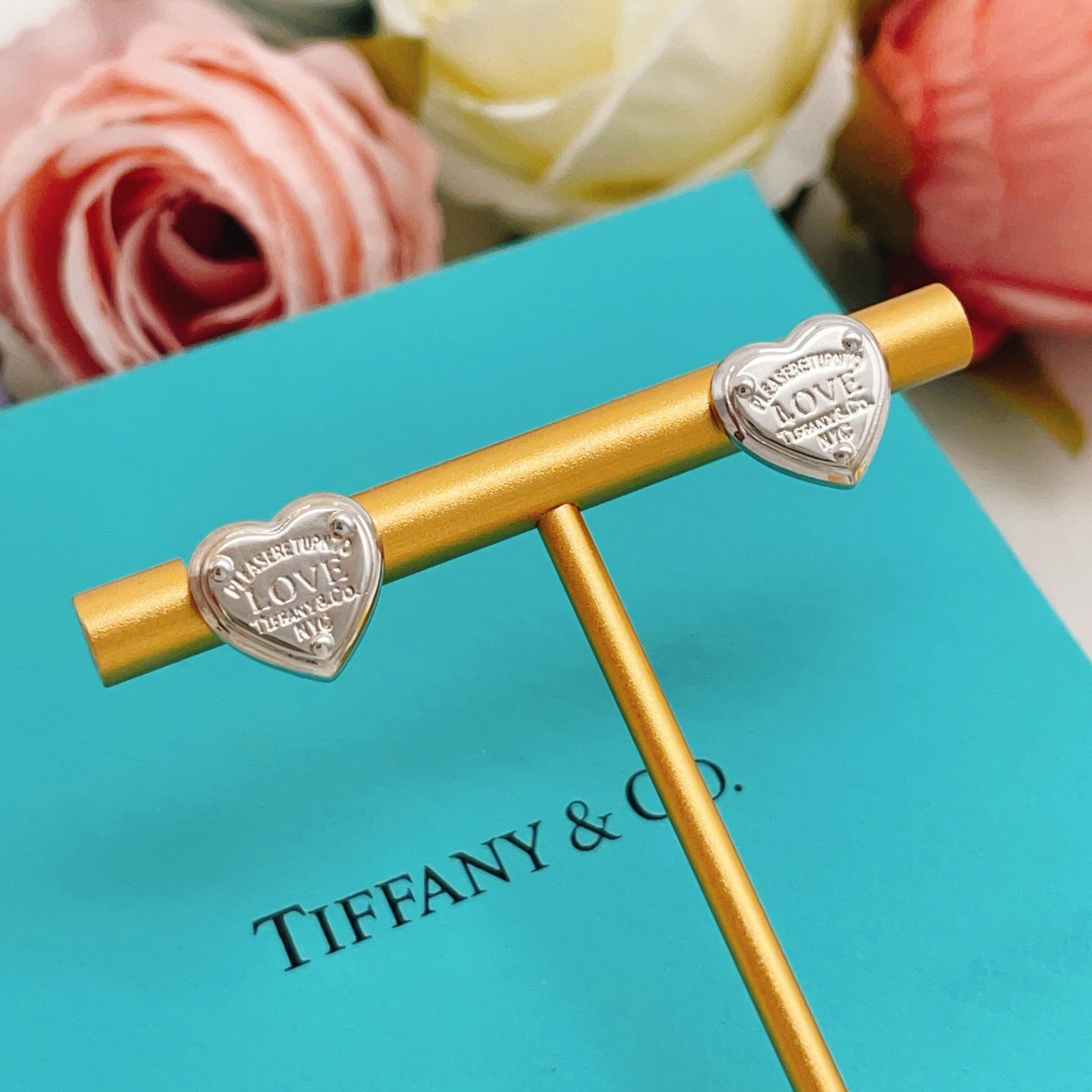 【Tiffany*帝芙尼最新款🆕🆕银色光面爱心耳钉】一致官网黄铜材质，非常的上镜‼️设计很特别值得入手。