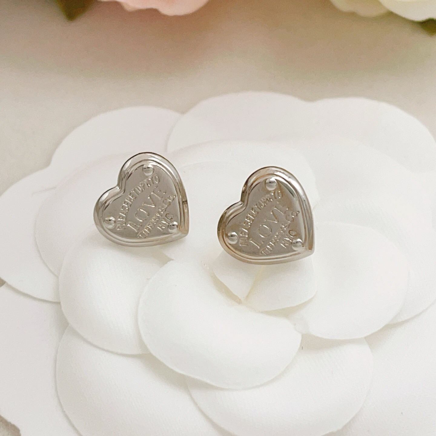 【Tiffany*帝芙尼最新款🆕🆕银色光面爱心耳钉】一致官网黄铜材质，非常的上镜‼️设计很特别值得入手。