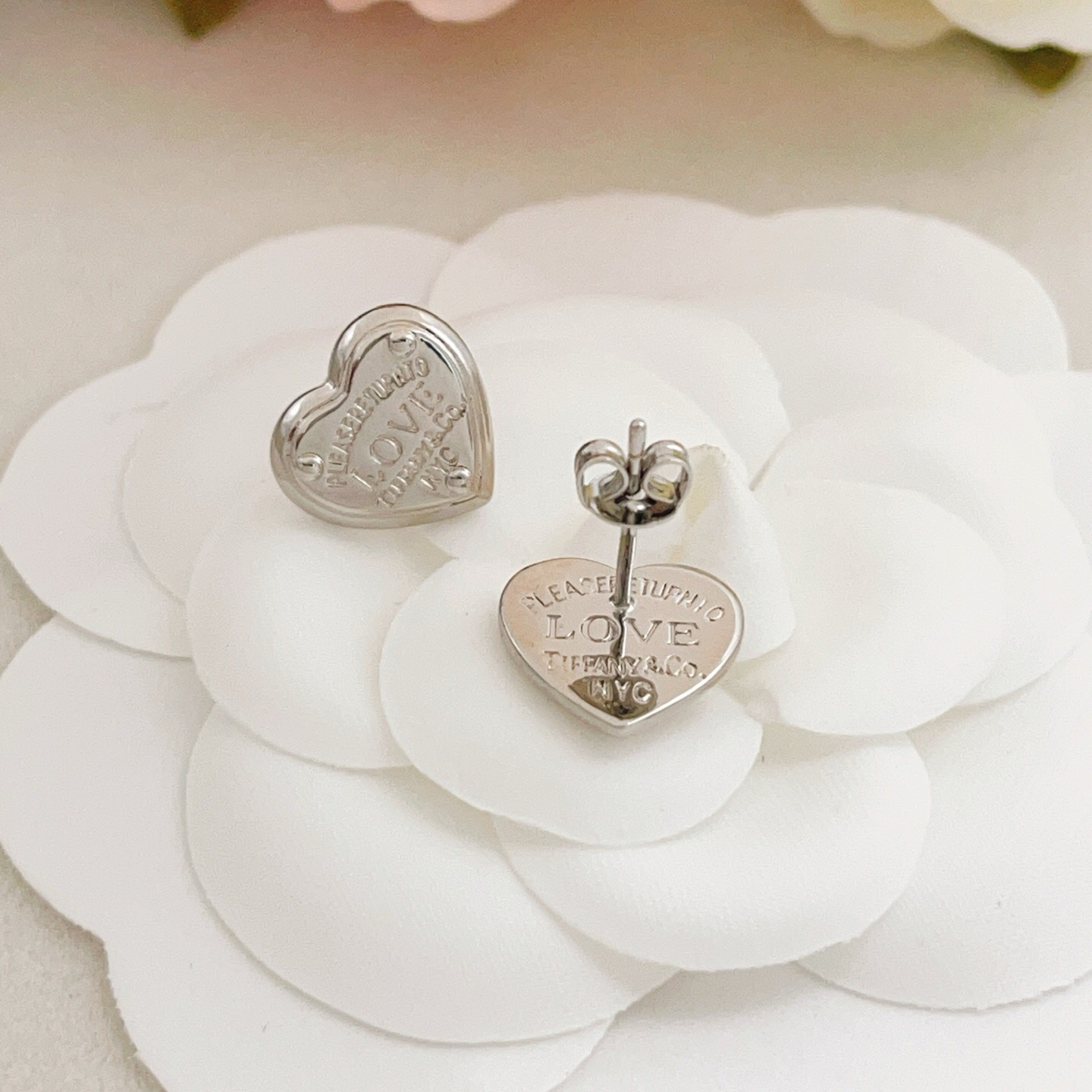【Tiffany*帝芙尼最新款🆕🆕银色光面爱心耳钉】一致官网黄铜材质，非常的上镜‼️设计很特别值得入手。