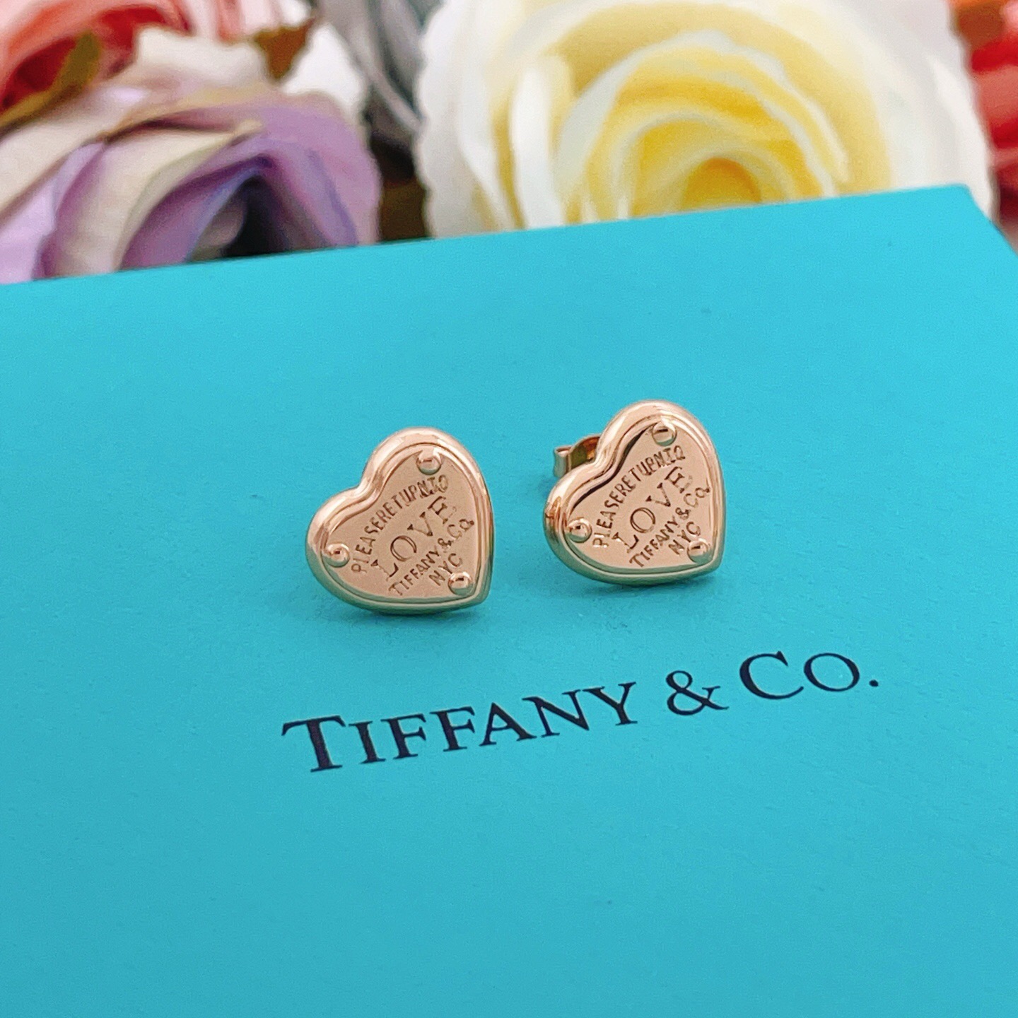 【Tiffany*帝芙尼最新款🆕🆕玫瑰金光面爱心耳钉】一致官网黄铜材质，非常的上镜‼️设计很特别值得入手