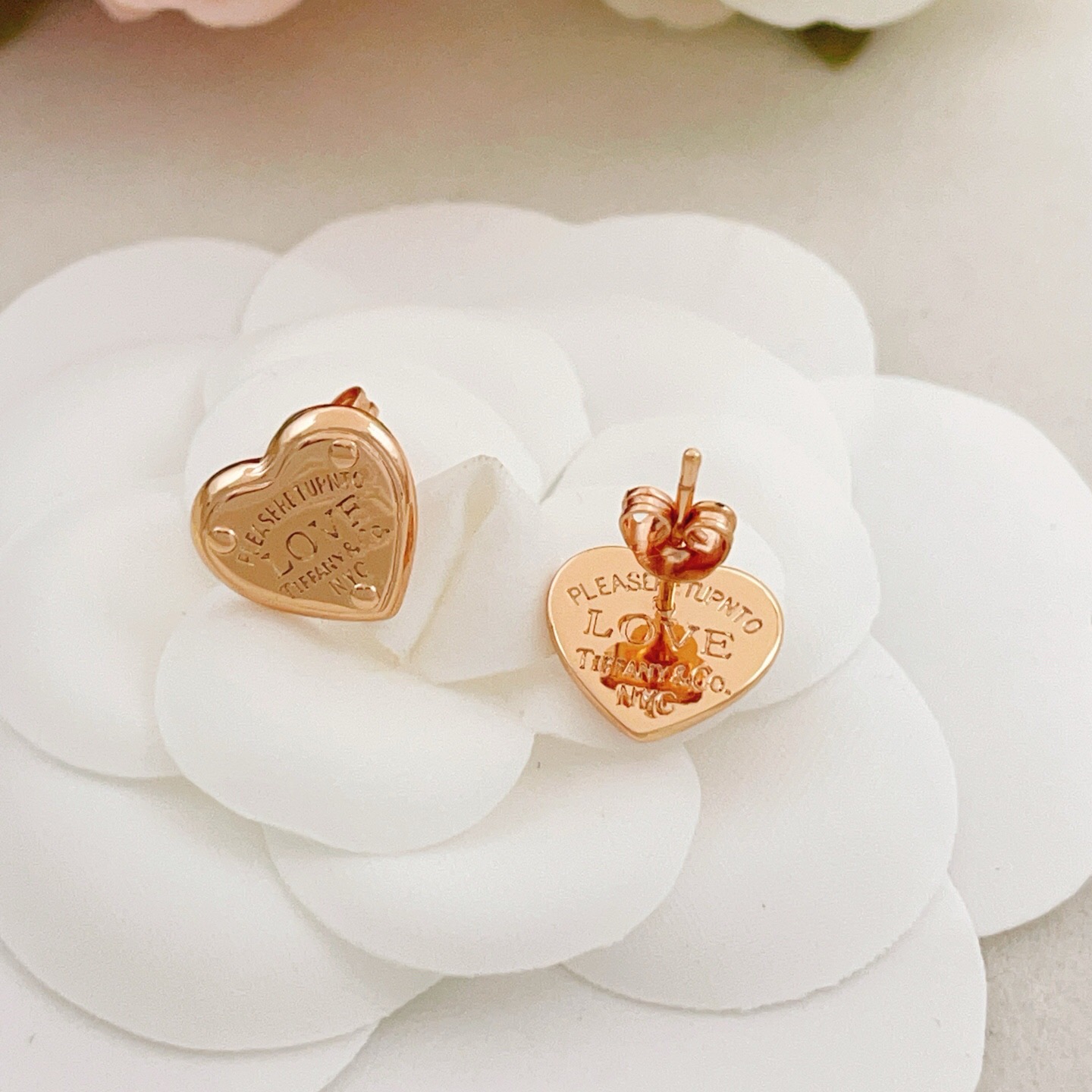 【Tiffany*帝芙尼最新款🆕🆕玫瑰金光面爱心耳钉】一致官网黄铜材质，非常的上镜‼️设计很特别值得入手