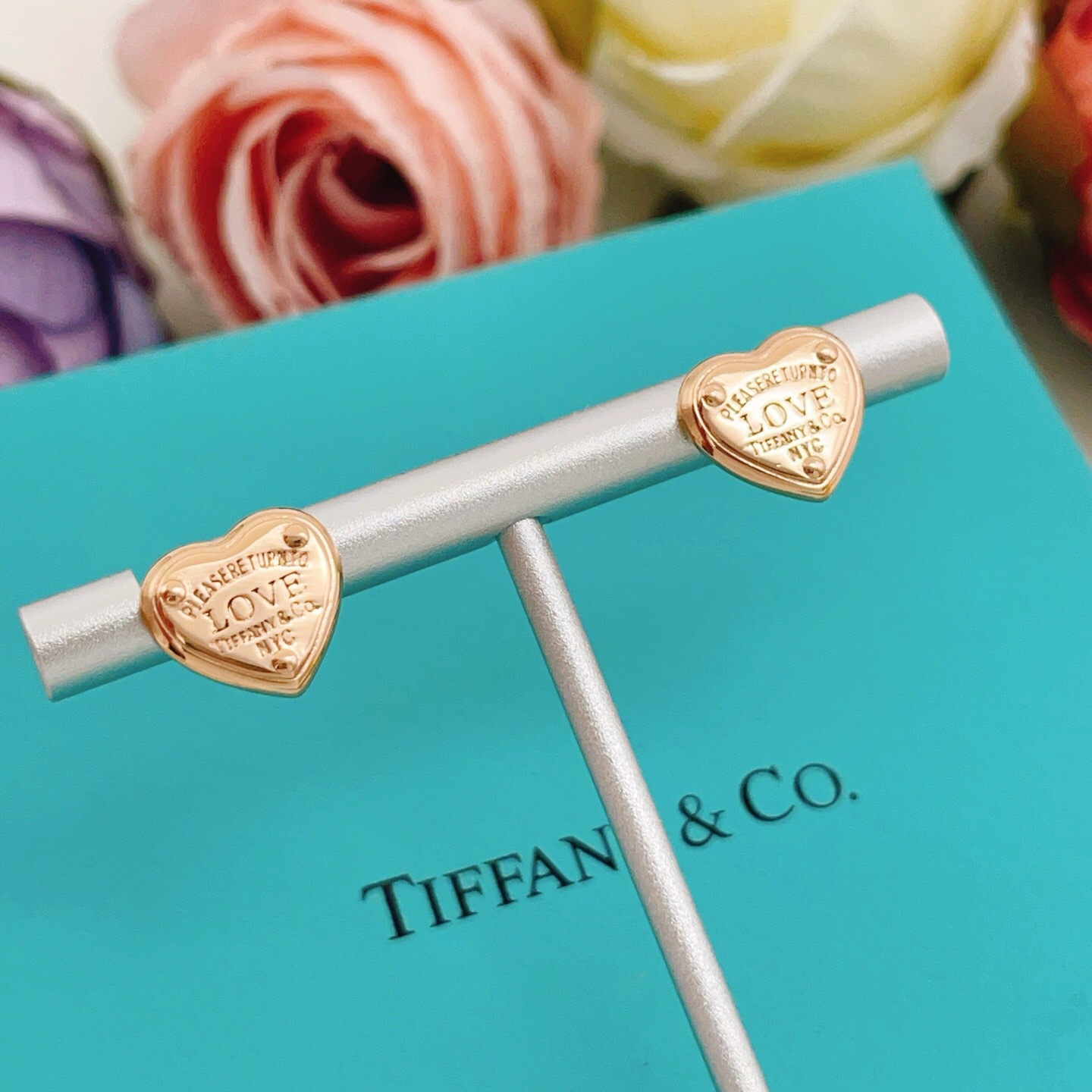 【Tiffany*帝芙尼最新款🆕🆕玫瑰金光面爱心耳钉】一致官网黄铜材质，非常的上镜‼️设计很特别值得入手