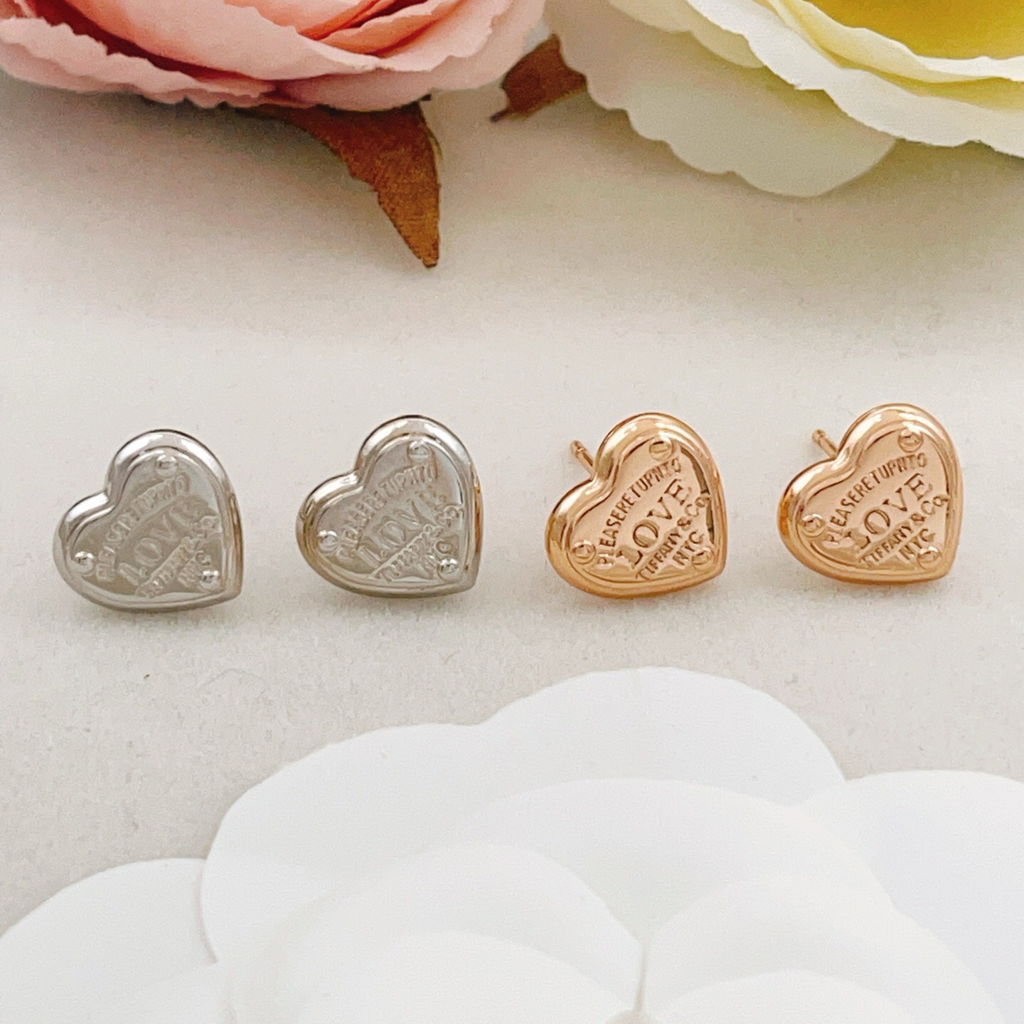 【Tiffany*帝芙尼最新款🆕🆕玫瑰金光面爱心耳钉】一致官网黄铜材质，非常的上镜‼️设计很特别值得入手