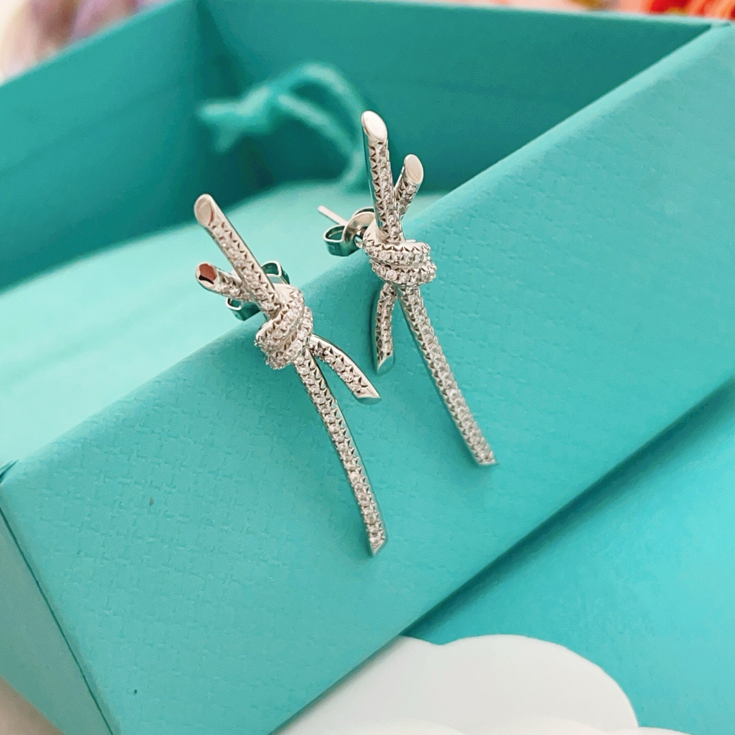 【Tiffany*帝芙尼最新款🆕🆕银色满天星绳结耳钉】一致官网黄铜材质，非常的上镜‼️设计很特别值得入手