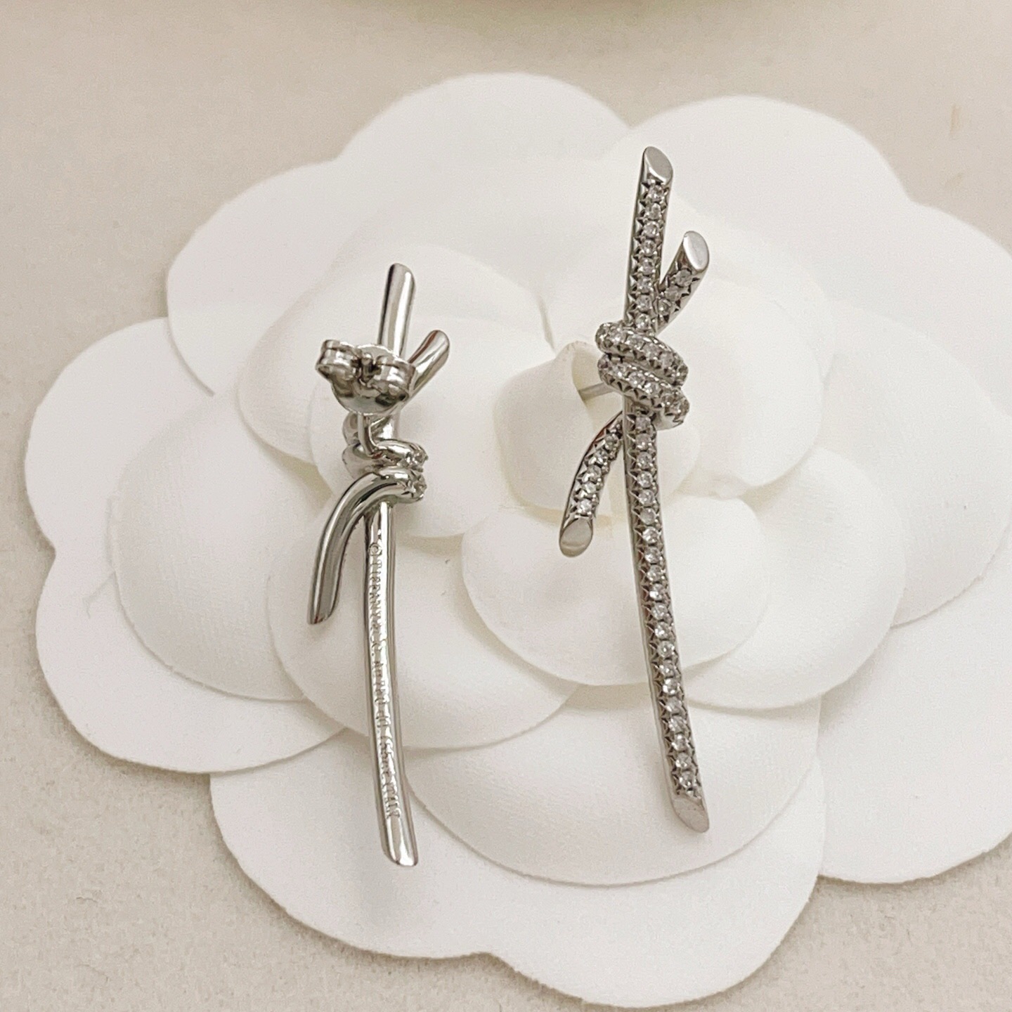 【Tiffany*帝芙尼最新款🆕🆕银色满天星绳结耳钉】一致官网黄铜材质，非常的上镜‼️设计很特别值得入手