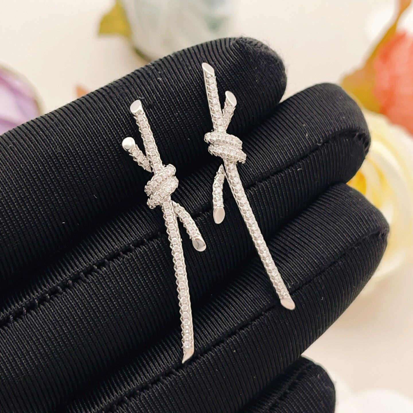 【Tiffany*帝芙尼最新款🆕🆕银色满天星绳结耳钉】一致官网黄铜材质，非常的上镜‼️设计很特别值得入手
