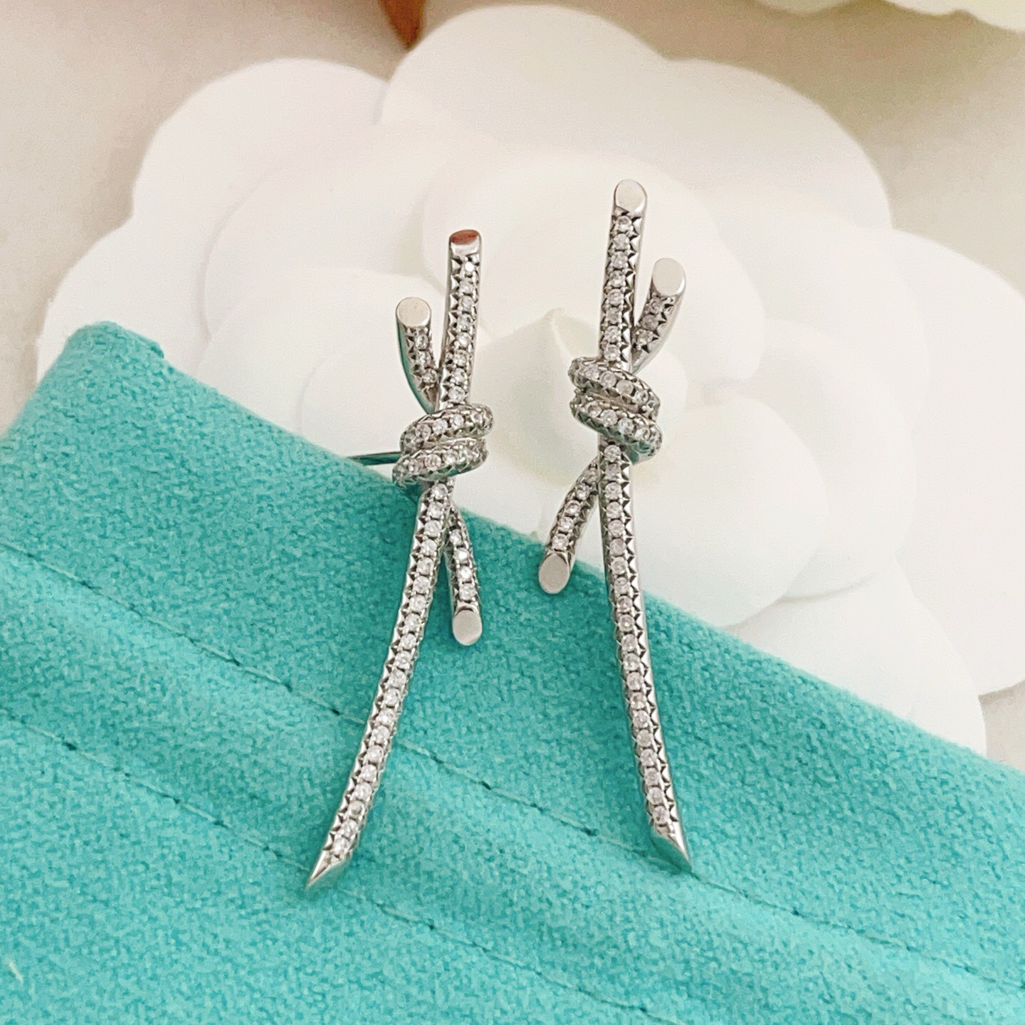 【Tiffany*帝芙尼最新款🆕🆕银色满天星绳结耳钉】一致官网黄铜材质，非常的上镜‼️设计很特别值得入手